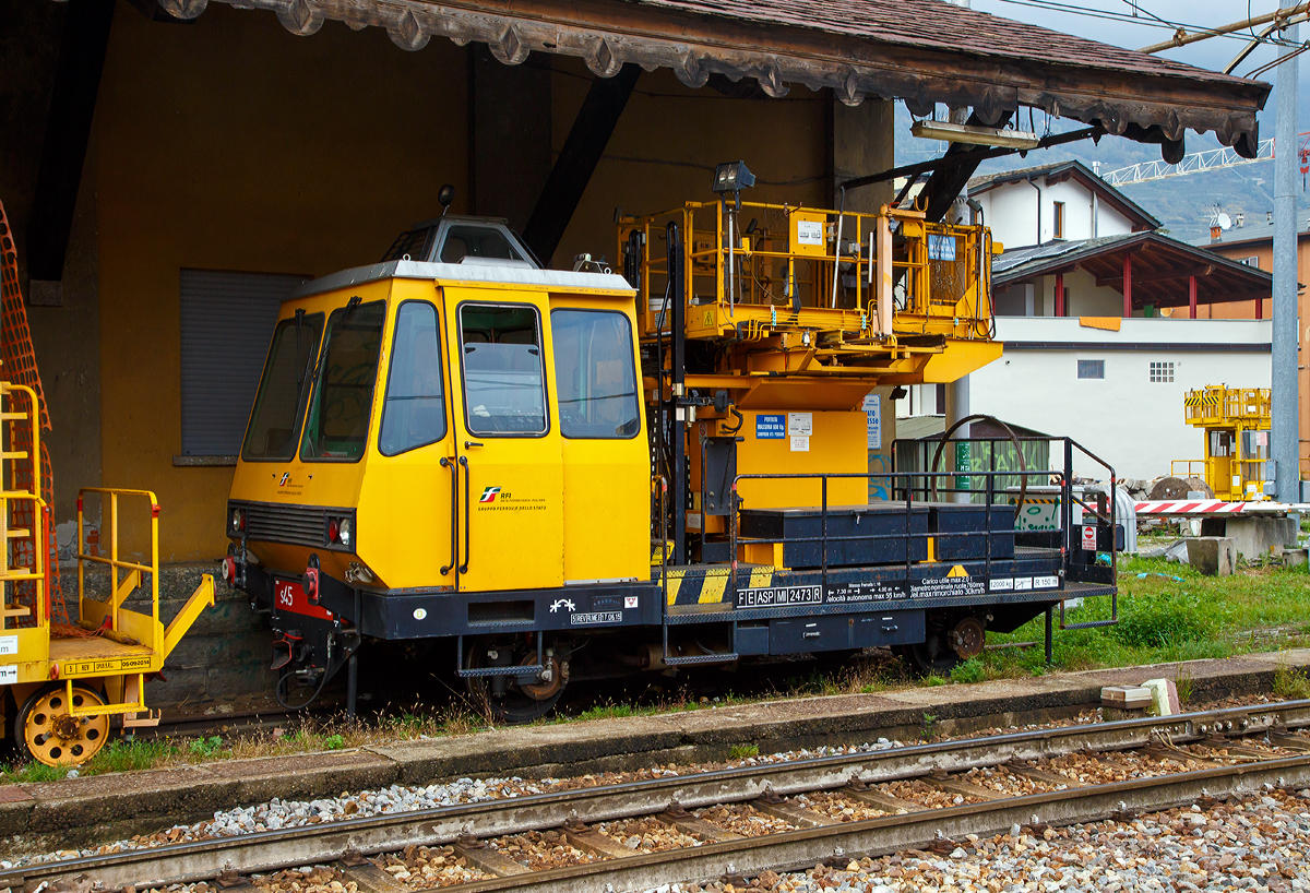 
Oberleitungsinstandhaltungs-Fahrzeug S 45 2473 (F E ASP MI 2473 A) der Rete Ferroviaria Italiana (RFI), die Betriebsgesellschaft für den Bereich Schienennetz und Eisenbahninfrastruktur der FS, angestellt am 02.11.2019 beim Bahnhof Sondrio (dt. Sünders).

Gebaut wurde das Fahrzeug 1988 von der SAEM S.P.A. in Rom.

Technische Daten:
Spurweite: 1.435 mm
Achsanzahl: 2
Länge über Puffer: 7.300 mm
Achsabstand: 4.000 mm
Höchstgeschwindigkeit: 55 km/h
Eigengewicht: 12.000 kg
Nutzlast: 2.000 kg Max.
Belastung der Hebebühne: 600 kg
