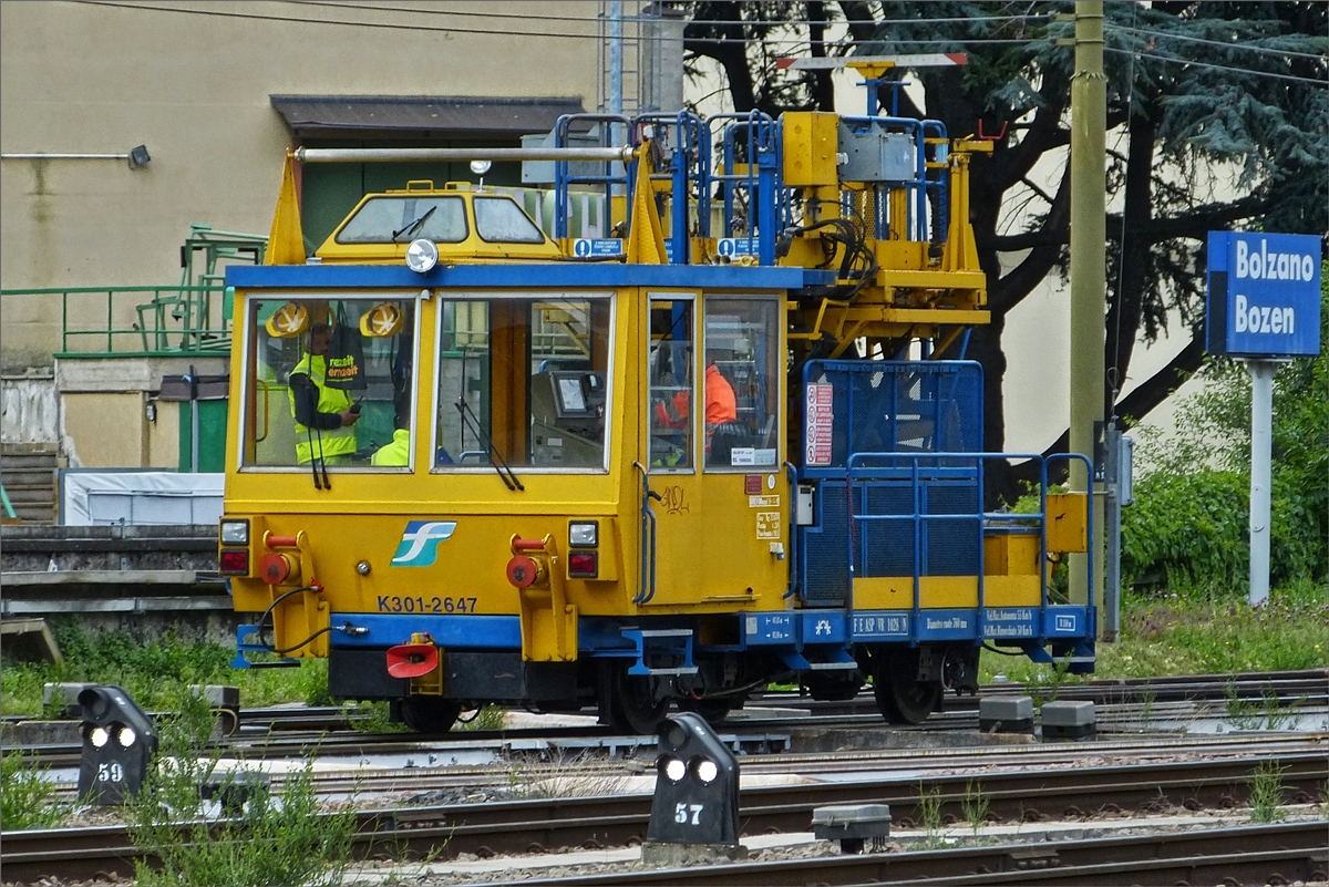 Oberleitungsreperaturfahrzeug K 301 2647 rangiert auf einem Nebengleis im Bahnhof Bozen. 15.05.2019 (Hans)