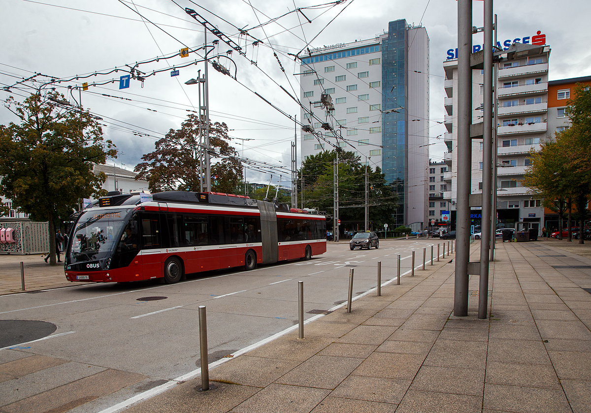 OBUS 349 (S 868 TB) der Salzburg AG ein Solaris Gelenktrolleybus vom Typ Solaris Trollino III 18 AC MetroStyle (Baujahr 2016 unter Fabriknummer 15555) am 10.09.2022 vor dem Hbf Salzburg.

Der Solaris Trollino III 18 AC MetroStyle ist ein 18 Meter langer Oberleitungsbus-Typ des polnischen Unternehmens Solaris. Die niederflurigen Gelenkwagen basieren auf dem Dieselbusmodell Solaris Urbino 18. Die Typenbezeichnung Trollino ist ein Kofferwort aus Trolejbus (der polnischen Transkription für Trolleybus) und Urbino. 

In der Variante MetroStyle wurde eine stärker abgeschrägte Front eingebaut und eine im Design passende Dachverkleidung angebracht. Die vordere Einstiegstür hat in dieser Version nur die halbe Breite. Sie haben 35 Sitzplätze und 100 Stehplätze. Der in den Salzburger Bussen verbaute Traktionssysteme Austria-Motor leistet 256 kW, womit er das leistungsstärkste je im Salzburger Obusnetz eingesetzte Aggregat darstellt.

Die Busse sind zusätzlich mit Hilfsdieselmotoren ausgestattet, damit Ausfälle der Oberleitung oder der Elektronik des Busses zumindest ein Aus-dem-Gefahrenbereich-Fahren des Fahrzeugs ermöglichen. Ein neuartiges automatisches Stromabnehmersystem mit Schnellabsenkung gestattet nun auch das automatische Andrahten an Fahrleitungstrichtern. Damit kann der Wechsel zwischen Notfahrt und normaler Betriebsform schneller und ohne dass der  Fahrer den Fahrerplatz verlassen muss, vonstattengehen. Die Busse tragen die Stadtbus-Nummern von 321 bis 370.

Seit 1940 bringt der Obus unzählige Fahrgäste bequem und sicher durch die Stadt Salzburg. Auf der Busspur einfach am Stau vorbei: Wer seine Nerven im Berufsverkehr schonen will, fährt lieber öffentlich. Damit die Attraktivität der Salzburger Öffis weiter steigt, investiert die Salzburg AG konsequent in den Streckenausbau und in neue Fahrzeuge. Die modernen Obusse bieten schon heute in Salzburg viel Komfort. Gab es damals nur eine Linie, wurde das Obus-Netz mittlerweile auf 12 Linien verteilt, auf 128 Kilometer Linienlänge ausgebaut und auf den neuesten Stand der Technik gebracht.
