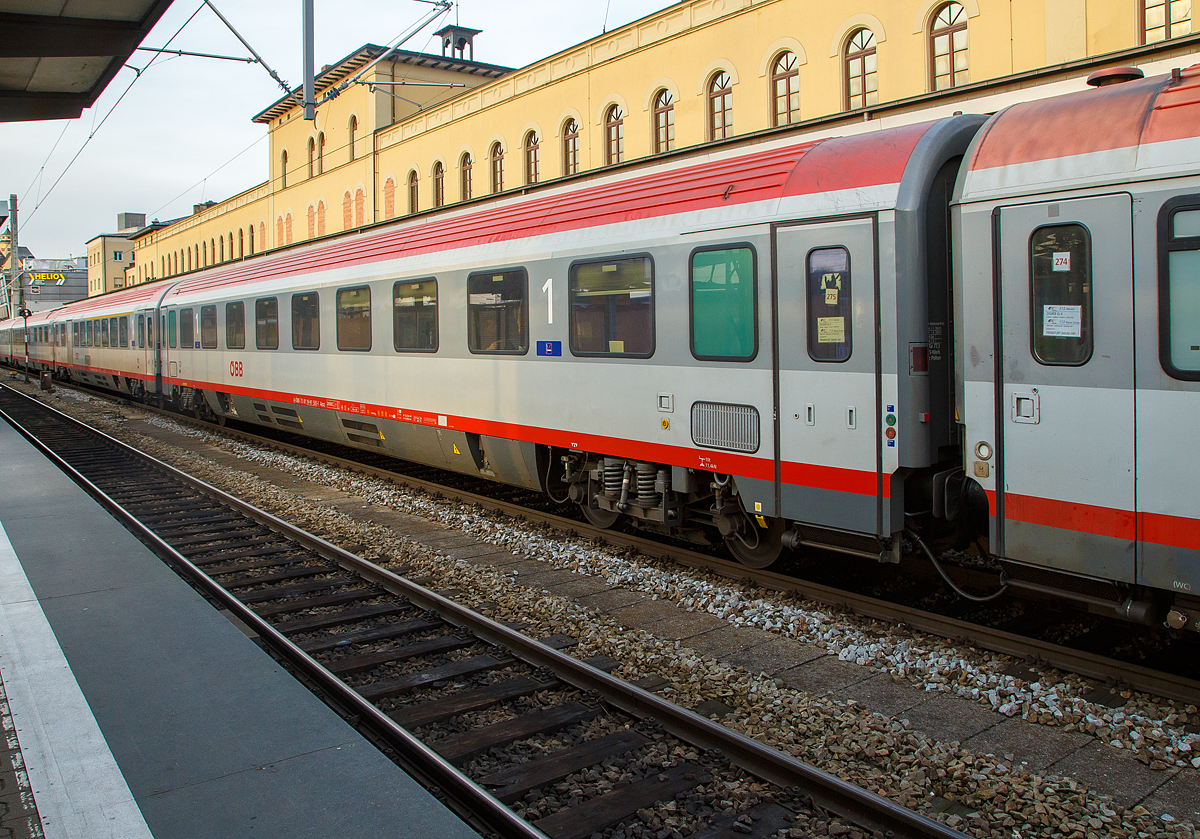 
ÖBB 1. Klasse Abteilwagen der Bauart Amz73 (modernisierter Eurofima-Wagen), A-ÖBB 73 81 19-91 505-1 Amz, als Kurswagen des  EC 212 „Mimara“ von Zagreb, eingereiht als Wagen 275  in den EC 112 „Blauer Enzian“ (Klagenfurt Hbf - Frankfurt am Main Hbf) am 08.02.2020 beim Halt im Hauptbahnhof Augsburg.

TECHNISCHE DATEN: 
Spurweite: 1.435 mm 
Länge über Puffer:  26 400 mm
Drehzapfenabstand:  19.000 mm
Achsstand:  21.500 mm
Achsstand im Drehgestell:  2.500 mm
Drehgestellbauart: Minden-Deutz 522
Leergewicht: 50 t
Höchstgeschwindigkeit:  200 km/h
Sitzplätze: 46 (1.Klasse)
Abteile: 9
Toiletten: 2 (geschlossenes System)
