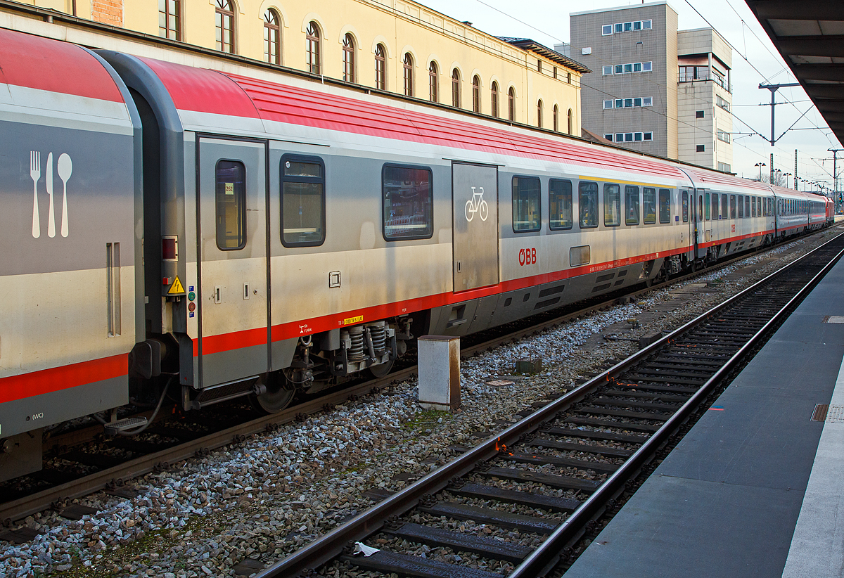 
ÖBB 1. Klasse Großraumwagen mit Gepäck- und Fahrradabteil der Bauart ADbmpsz 73, (modernisierter Eurofima-Wagen), A-ÖBB 73 81 81-91 014-7 ADbmpsz eingereiht als Wagen 262 in den EC 112 „Blauer Enzian“ (Klagenfurt Hbf - Frankfurt am Main Hbf) am 08.02.2020 beim Halt im Hauptbahnhof Augsburg. Der Wagen hat an jeder Seite zusätzlich eine breite Fahrradtür.

TECHNISCHE DATEN: 
Spurweite: 1.435 mm 
Länge über Puffer:  26 400 mm
Drehzapfenabstand:  19.000 mm
Achsstand:  21.500 mm
Achsstand im Drehgestell:  2.500 mm
Drehgestellbauart: Minden-Deutz 522
Leergewicht: 49 t
Höchstgeschwindigkeit:  200 km/h
Sitzplätze: 27 (1.Klasse)
Abteile: 1 Großraum
Dienstabteil: 1
Toiletten: 1 (Rollstuhlgerecht, geschlossenes System)
