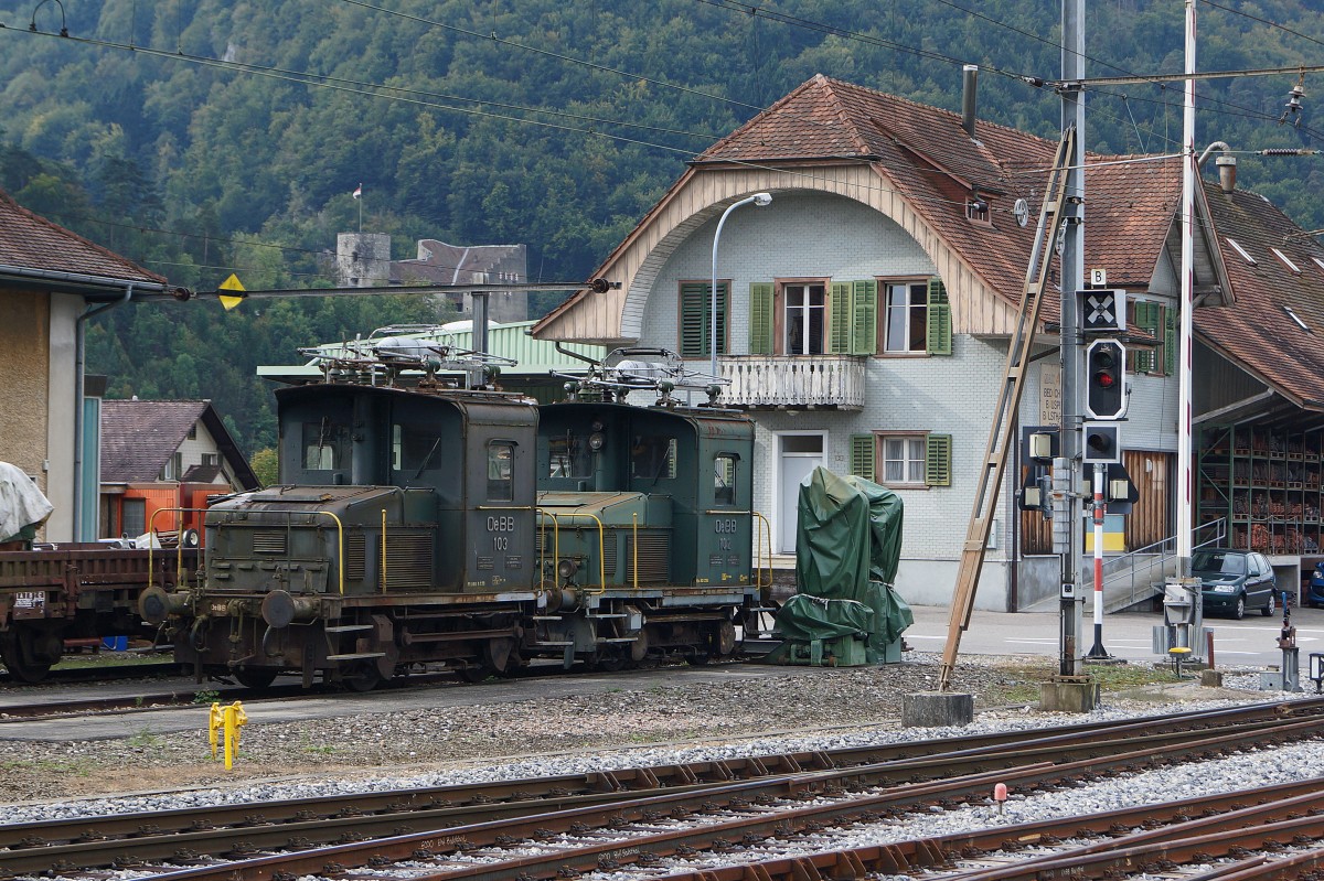 OeBB: Ce 2/2 103 und Ce 2/2 102 in Balsthal vor passender Kulisse aufgenommen am 12. September 2014. Diese kleinen Stangenlokomotiven mit einer H�chstgeschwindigkeit von 60 km/h wurden in den Jahren 1944 bis 1947 in Betrieb genommen und bis in die Achtzigerjahre im Regional- und G�terverkehr eingesetzt.
Foto: Walter Ruetsch