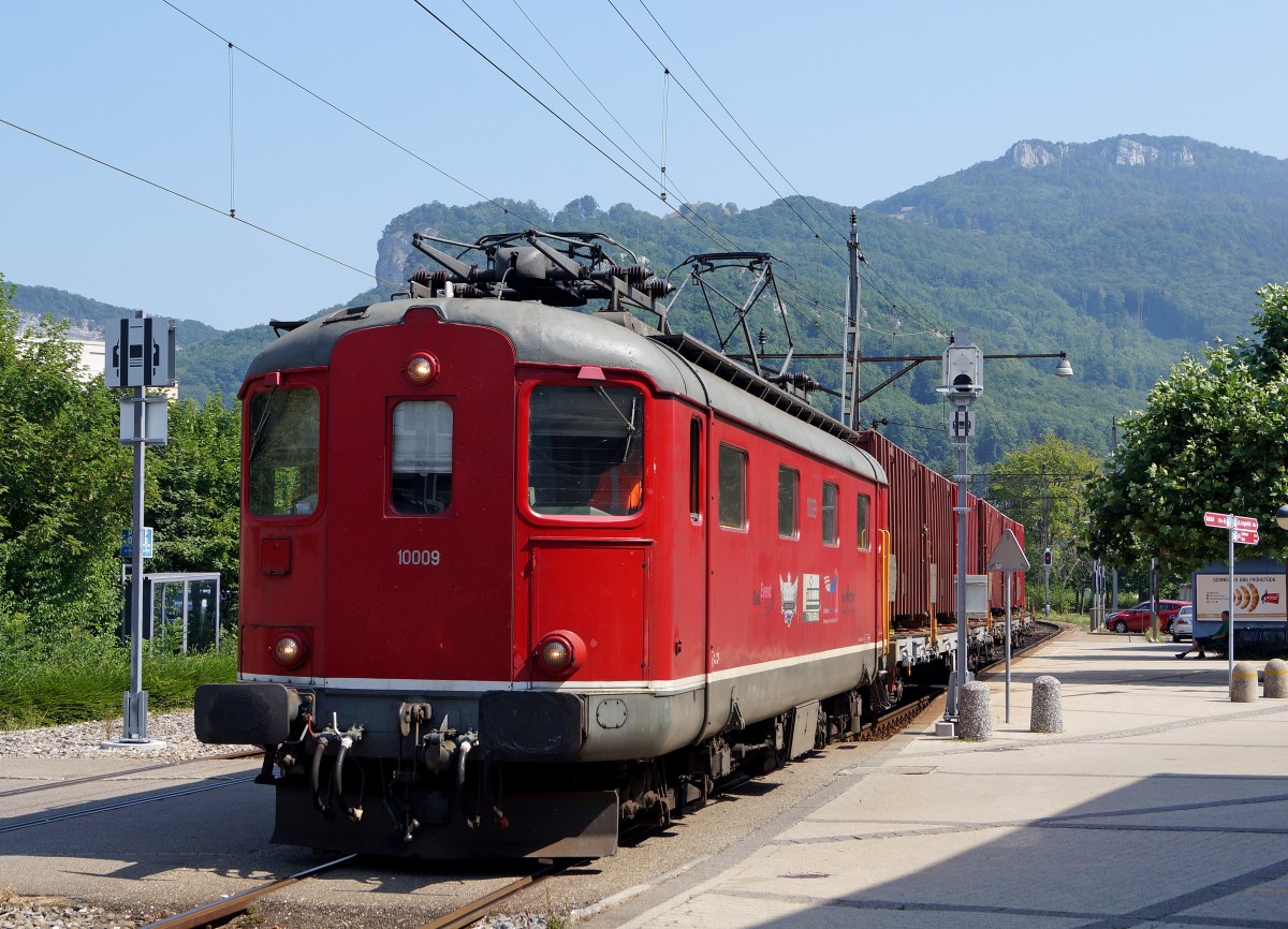 OeBB: Die Re 4/4 I 10009 mit dem Kehrichtzug bei der Einfahrt Oensingen am 7. Juli 2015.
Foto: Walter Ruetsch