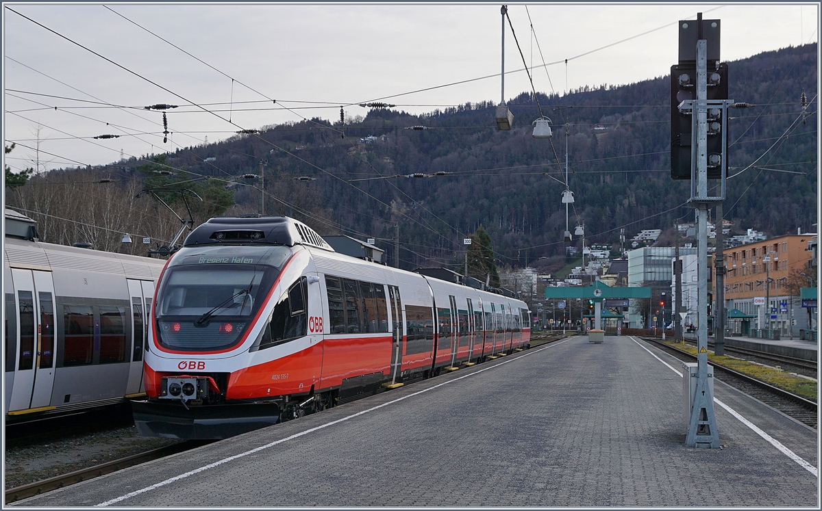 ÖBB ET 4024 135-7 zeigt sich in erfrischend neuen Farben in Bregenz auf der Fahrt nach Bregenz Hafen. 

17. März 2019 