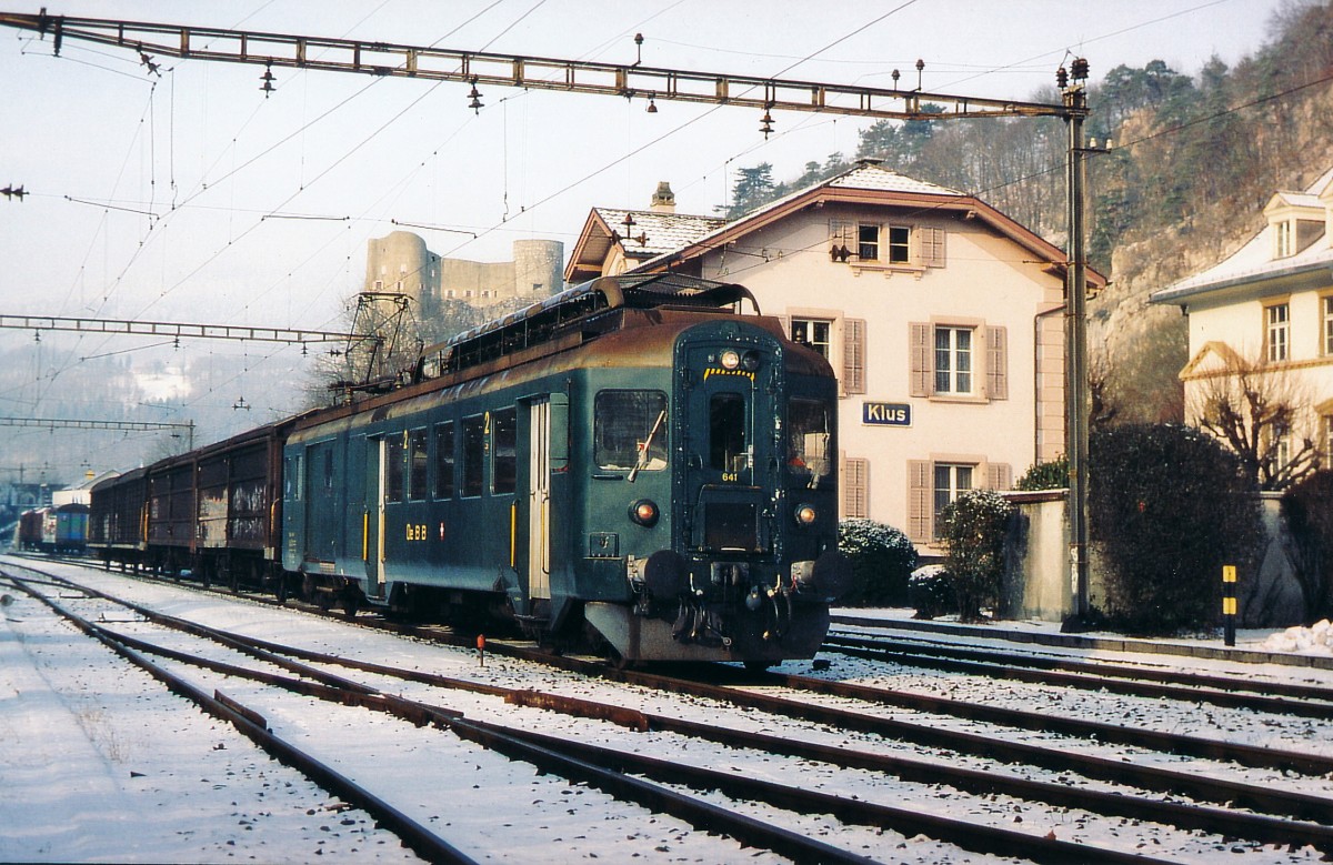 OeBB: Güterzug der Oensingen Balsthal Bahn mit dem BDe 4/4 641 ex SBB auf dem Kreuzungsbahnhof Klus im Dezember 2004. Bei der OeBB wird der Personen- sowie der Güterverkehr seit Jahren mit Occasionsfahrzeugen betrieben.
Foto: Walter Ruetsch