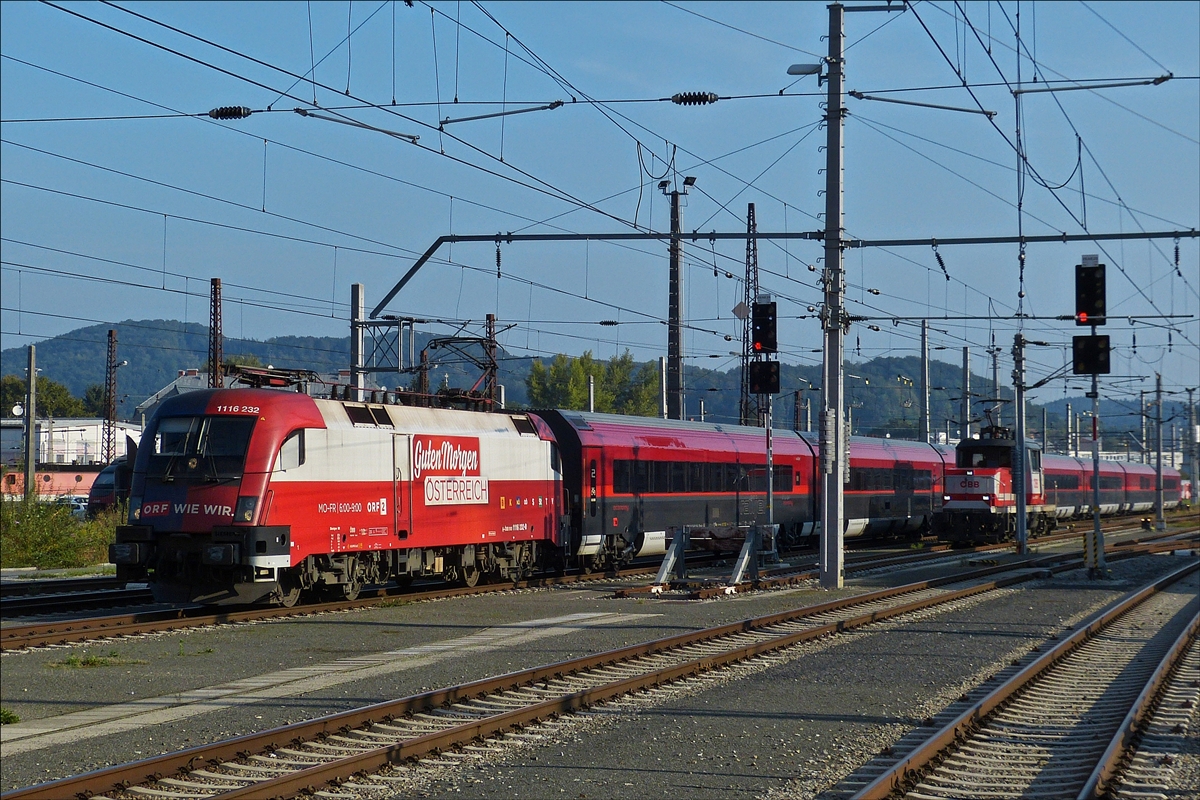 ÖBB Lok 1116 232 zieht ihren Railjetzug aus der Abstellung in den Bahnhof von Salzburg. 16.09.2018 (Hans)
