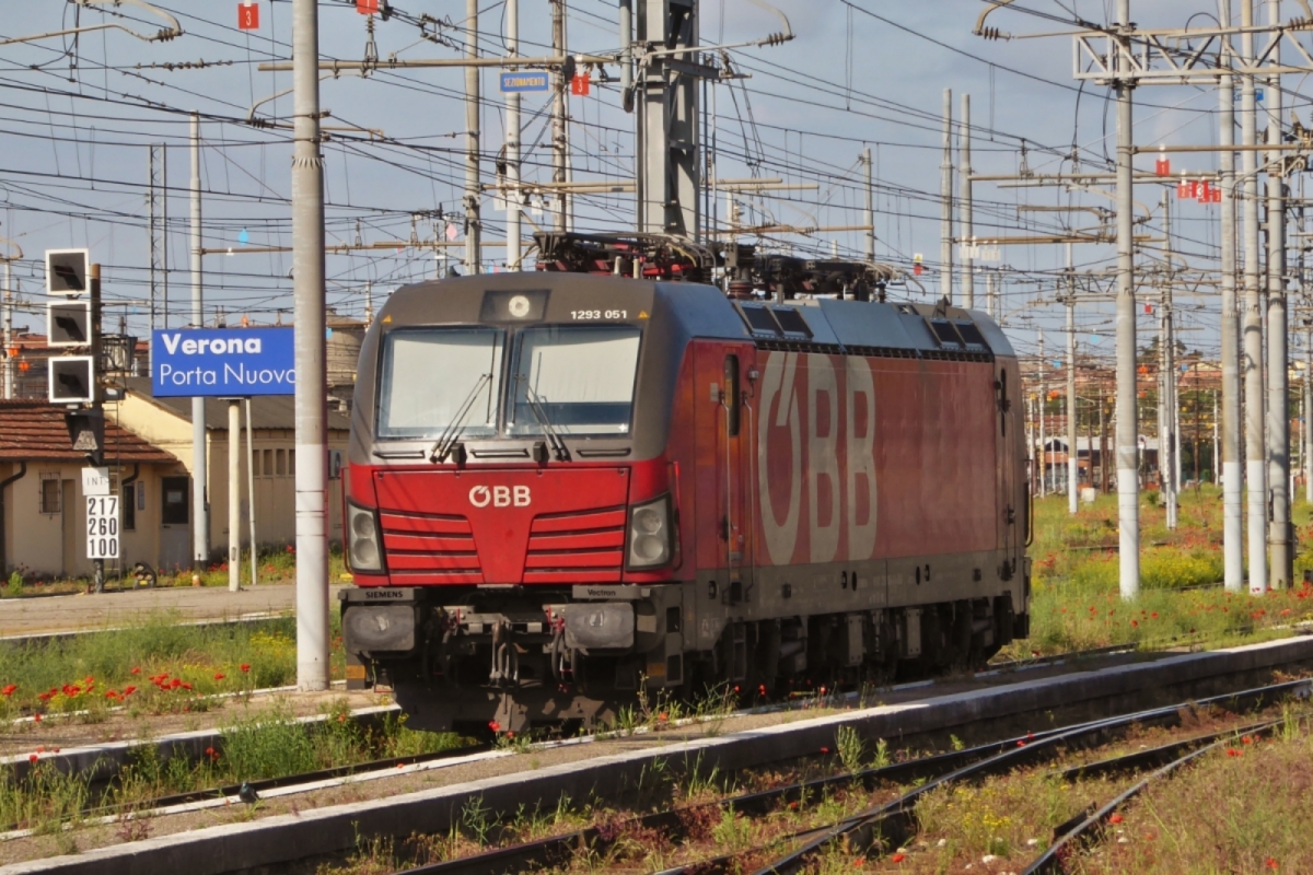 �BB Lok 1293 051-9 wartet auf einem Nebengleis im Verona Porta Nuova auf ihren n�chsten Einsatz. 09.05.2025