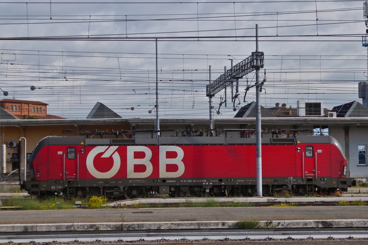 �BB Lok 1293 051-9 wartet im Bahnhof von Verona Porta Nuovo auf ihren n�chsten Einsatz. 09.05.2025