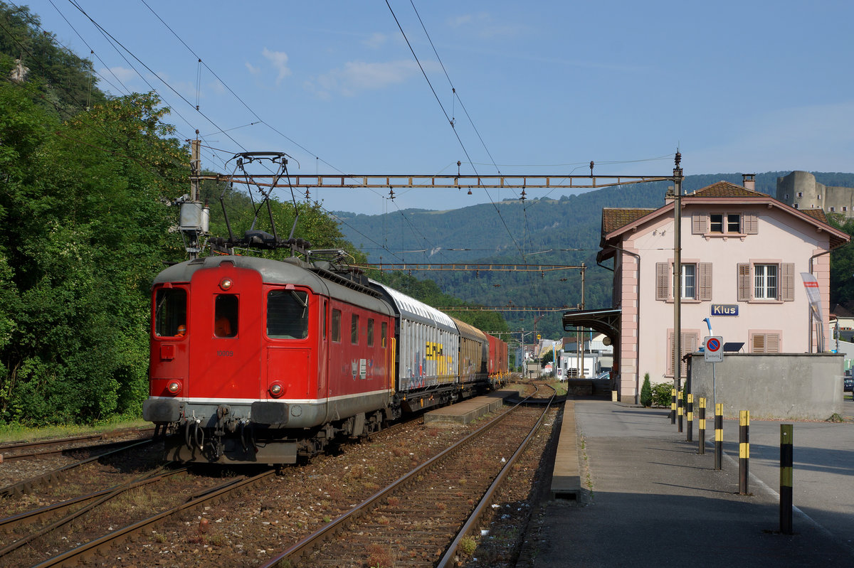 OeBB: Re 4/4 4/4 I 10009 wartete am 11. Juli 2016 auf der Station Klus bei Balsthal die Kreuzung mit dem DOMINO ab.
Foto: Walter Ruetsch 