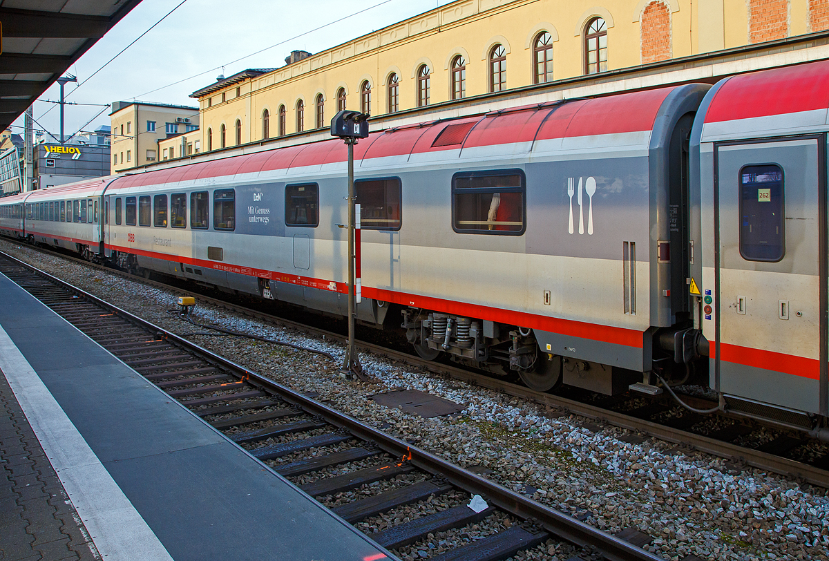 
ÖBB Restaurantwagen (Speisewagen) der Bauart WRmz 61, Bewirtschaftung von DoN´s  Boardservice (Donhauser GmbH) , A-ÖBB 73 81 88-91 316-9 WRmz, eingereiht als Wagen 261in den EC 112 „Blauer Enzian“ (Klagenfurt Hbf - Frankfurt am Main Hbf) am 08.02.2020 beim Halt im Hauptbahnhof Augsburg. 

TECHNISCHE DATEN: 
Spurweite: 1.435 mm 
Länge über Puffer:  26.900 mm
Drehzapfenabstand:  19.400 mm
Achsstand im Drehgestell:  2.500 mm
Leergewicht: 46 t
Höchstgeschwindigkeit:  200 km/h
Sitzplätze: 40
