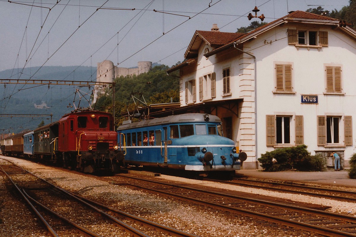 OeBB: Seltene Zugskreuzung in der Klus bei Balsthal im September 1983 zwischen der Krokodillok De 6/6 15301 aus dem Jahre 1926, und dem RBe 2/4 202, 1938 (beide Fahrzeuge ehemals SBB). Von dieser ehemaligen SBB Lokomotive, die vorwiegend auf der Seetalstrecke im Einsatz stand, wurden nur drei St�ck (15301-15303) gebaut. Die De 6/6 15301 stand nach der Ausrangierung bei der SBB noch einige Jahre bei der OeBB f�r den G�terkehr sowie f�r Sonderz�ge im Einsatz.
Foto: Walter Ruetsch 