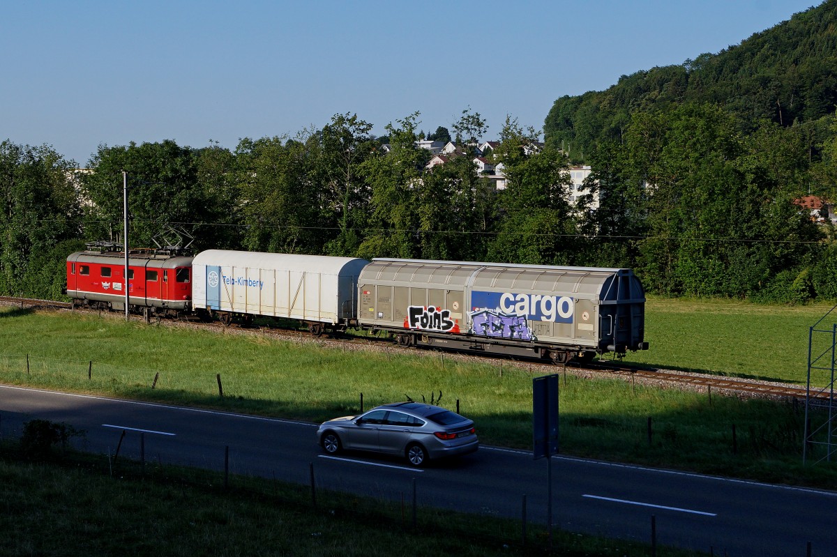 OeBB: TAGESBEGINN BEI DER Oensingen Balsthal Bahn am 10. Juli 2015. Auch bei sonnigem Sommerwetter verkehren die ersten Züge der OeBB in der Klus bei Balstahl noch längere Zeit im Schatten. Der morgendliche Güterzug mit der Re 4/4 I 10009 auf dem ersten Streckenabschnitt mit Sonnenlicht auf der Fahrt nach Oensingen.
Foto: Walter Ruetsch 