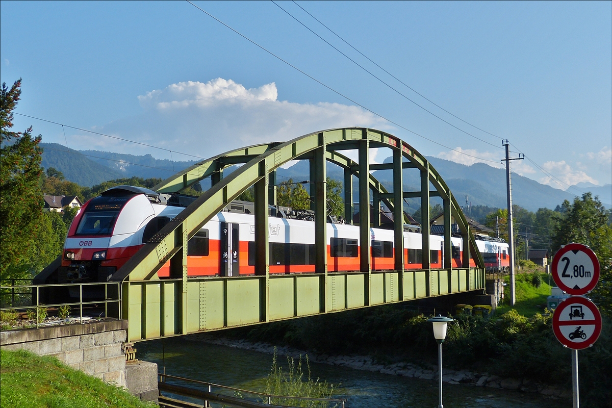 �bb Triebzug 4744 039 hat den Bahnhof von Bad Ischl verlassen und �berquert eine Br�cke �ber die Traun in Richtung Gmunden. 17.09.2018 (Hans)