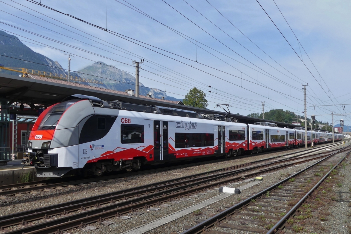 �BB Triebzug Cityjet 4748 027 in Doppeltraction in Richtung Kufstein, h�lt im Bahnhof von Jenbach. 22.08.2024 