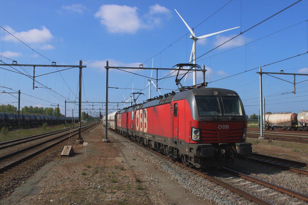 ÖBB/RCC 1293 186 zieht ein Kohlezug durch Lage Zwaluwe am 25 April 2025. Seit März haben die ÖBB/RCC viele Leistungen von KRE übernommen oder direkt in eigene Regie durchgesetzt. 
