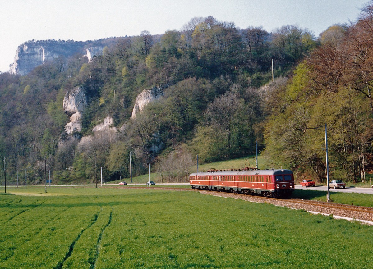 OeBB/SVG: Während den Jahren 1986 bis ca. 1992 stand der BDe 4/12 204 (1935) ex DB ET 25 bei der Oensingen Balstal Bahn im planmässigen Dienst. Im Jahre 1993 wurde dieser historisch wertvolle Zug nach Stuttgart verkauft. Zur Zeit bereichert das schön aufgearbeitete Fahrzeug die Fahrzeugsammlung der Eisenbahn-Erlebniswelt Horb am Neckar. Die Aufnahme entstand im Mai 1991 im Maiacker auf der Fahrt nach Oensingen.
Foto: Walter Ruetsch  