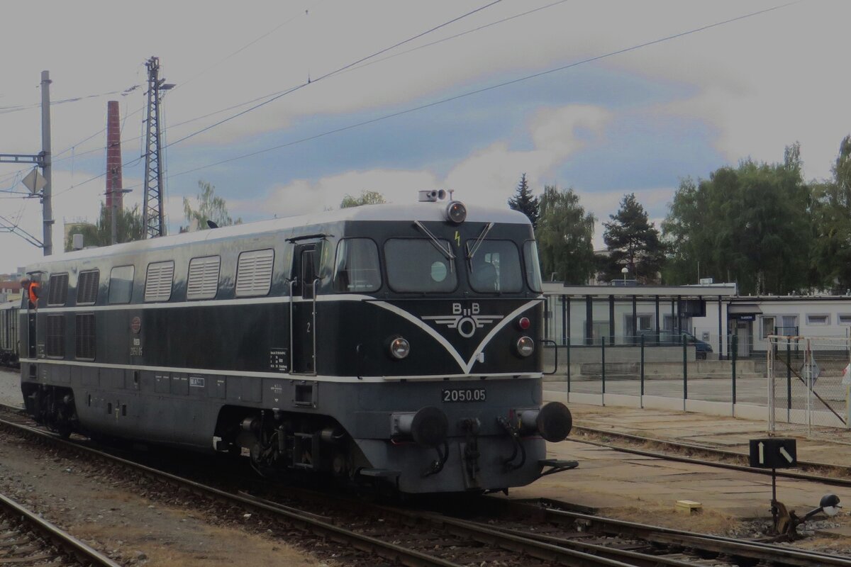 ÖGEG 2050.05 kuppelt sich am 11 September 2022 in Benesov u Prahy am einen Sonderzug nach Ampflwang.