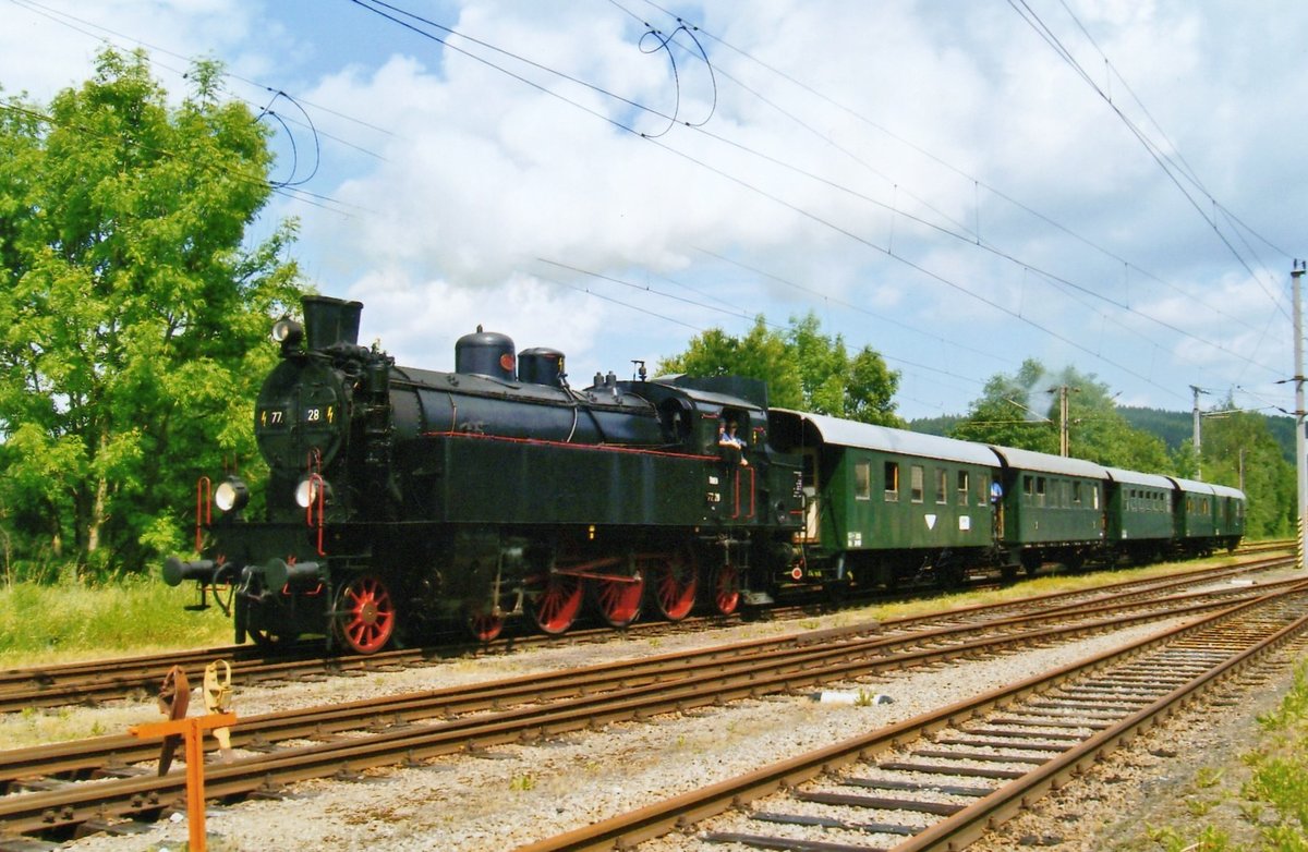 �GEG 77.28 steht am 31 Mai 2009 mit ein Dampfpendel in Timelkam. 