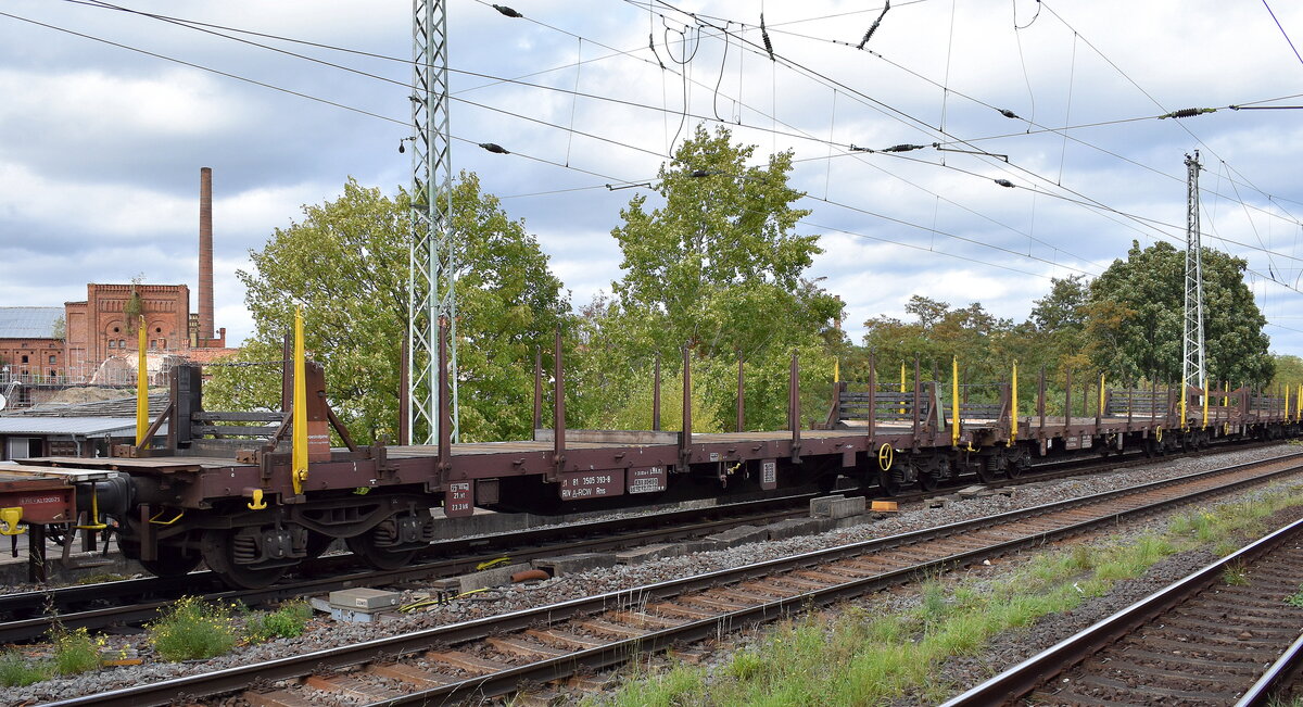 Österreichische Drehgestell-Flachwagen kurz gekoppelt vom Einsteller Rail Cargo Austria AG zum Langschienen-Transport, im Bild der Wagen mit der Nr. 31 RIV 81 A-RCW 3505 393-8 Rns in einem Schienen-Transportzug am 18.09.25 Höhe Bahnhof Magdeburg-Neustadt.