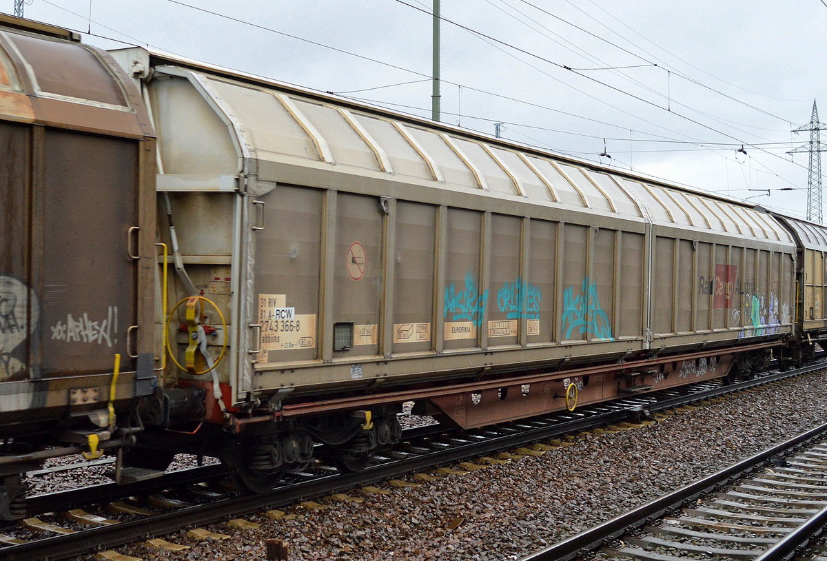 Österreichischer Großraum-Schiebewandwagen der Rail Cargo Group (ÖBB) mit der Nr. 31 RIV 81 A-RCW 2743 366-8 Habbiins in einem gemischten Güterzug am 01.03.17 Bf. Flughafen Berlin-Schönefeld.