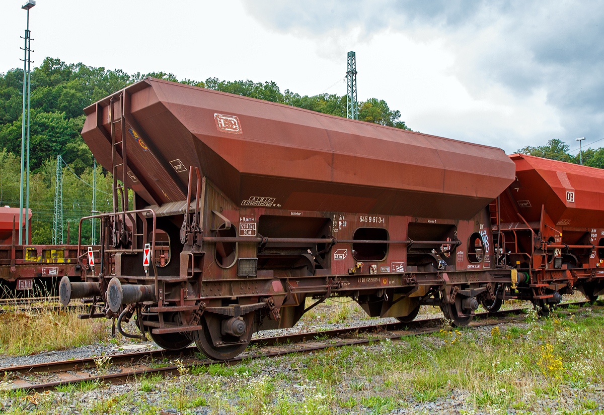 
Offene Schüttgutwagen mit dosierbarer Schwerkraftentladung und zwei Radsätzen der DB Cargo Deutschland AG, 21 80 645 9 613-1 D-DB, der Gattung Fcs 092, abgestellt am 17.08.2019 in Betzdorf/Sieg.

Bei den offenen Selbstentladewagen hat der Laderaum die Form mehrere nebeneinander stehenden Trichtern der Entladevorgang erfolgt über die Schwerkraft des Ladegutes. Geeignet sind die Wagen für den Transport nicht nässeempfindlicher Güter in loser Schüttung.

Mehrere Auslauföffnungen mit Drehscheiben ermöglicht die restlose Entladung des Wagens nach der einen oder anderen Seite. Die Menge ist regulierbar, so wie es zum Beispiel für die Entladung über Förderband oder beim Einschottern erforderlich ist. An jeder Wagenlängsseite sind zwei Drehschieber vorhanden, die von der stirnseitigen Bedienungsbühne aus einzeln geöffnet und geschlossen werden können. Durch eine Klinkensperre können Schieberöffnungen bis zu 200 mm in Abstufungen von 25 mm und außerdem die volle Schieberöffnung von 500 mm eingestellt werden. Es sind insgesamt 7 Schieberstellungen möglich.

Die Unterkante der festen Auslaufrutschen liegen bei leerem Wagen 720 mm über SO. Die Unterkante der beweglichen Auslaufrutschen liegen im ausgeschwenkten Zustand bei leerem Wagen 385 mm über SO.

Die schwenkbaren Auslaufrutschen gestatten den Einsatz des Wagens für Bunkeranlagen. 

Für die Kastenbleche wurde St 52-3 mit Cu-Zusatz verwendet.

Die Gattung Fcs 092 entstand aus vom ehemalige Raw Zwickau aufgearbeiteten Fcs 090 Wagen.

TECHNISCHE DATEN:
Spurweite: 1.435 mm (Nornalspur)
Achsanzahl: 2
Länge über Puffer: 9.640 mm
Achsabstand: 6.000 mm
Länge der Beladeöffnung: 8.800 mm
Laderaum: 40,0 m³ 
Höchstgeschwindigkeit: 100 km/h (beladen) / 120 km/h (leer)
Maximales Ladegewicht: 28,0 t 
Eigengewicht: 12.000 kg
Kleinster bef. Gleisbogenradius: 35 m
