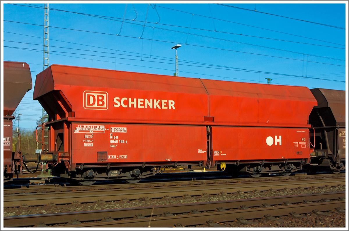 Offene Sch�ttgutwagen mit schlagartiger Schwerkraftentladung, hydraulischem Klappenverschlusssystem und 4 Rads�tzen, der Gattung Falns 121.2 der DB Schenker Rail, eingestellt als 81 80 D-DB  6646 194-3, hier im Zugverbund am 09.03.2014 bei der Durchfahrt durch Koblenz-L�tzel. 

Gut abgestimmt: Die gleichzeitige �ffnung bzw. Schlie�ung aller vier Klappen wird durch Bet�tigen eines Steuerventils entweder von der Wagenb�hne oder vom Bunkersteg aus mit einem speziellen langstieligen Vierkantschl�ssel m�glich.

Ein magnethydraulischer Klappverschluss gestattet kontinuierliche, vollautomatische Entladung (kontaktloses Ansteuern w�hrend der Vorbeifahrt an ortsfesten Magneten) auf entsprechend ausger�steten Anlagen. Auch eine manuelle Bet�tigung wie beim hydraulischen und pneumatischen Klappenverschluss ist m�glich. 
 
Technische Daten: 
L�nge �ber Puffer:  13.040 mm
Drehzapfenabstand:  7.700 mm
L�nge der Belade�ffnung:  12.120 mm
Breite der Belade�ffnung:  1.812 mm
Laderaum:  90,0 m�
L�nge einer Seitenklappe:  5.325 mm
Gr��ter Seitenklappenausschlag:  4.000 mm
Klappenverschlusssystem:  hydraulisch
Wagenh�he:  4.307 mm
H�chstgeschwindigkeit:  120 km/h (leer) / 100 km/h (beladen)
Maximales Ladegewicht:   69,5 t (nur auf bestimmten Strecken)
Eigengewicht:  24.100 kg
Drehgestell-Bauart:  655/656
Drehgestellradsatzstand:  1.800 mm
Kleinster bef. Gleisbogenradius:  75 m