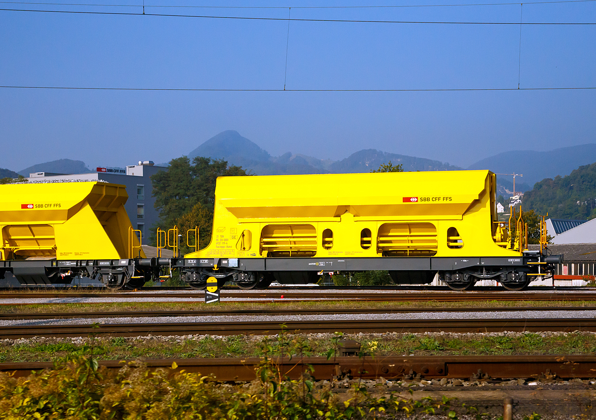 Offener 4-achsiger Drehgestell-Sch�ttgutwagen mit dosierbarer Schwerkraftentladung und vier Rads�tzen 31 85 6937 119-4 Faccnpps ( Xans) der SBB Infrastruktur (Baujahr 2015) abgestellt am 24.09.2016 in Basel (aufgenommen aus dem Zug heraus)..

Technische Daten:
Spurweite: 1.435 mm
Achsanzahl: 4 
L�nge �ber Puffer: 14.000 mm
Drehzapfenabstand: 9.200 mm
Achsabstand im Drehgestell: 1.800 mm
Laderaum: 45 m� 
H�chstgeschwindigkeit: 100 km/h (beladen) / 120 km/h (leer)
Maximales Ladegewicht: 66,1 t 
Eigengewicht: 23.900 kg
Kleinster bef. Gleisbogenradius: 75 m