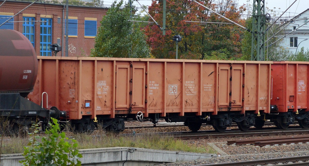 Offener Drehgestell-Güterwagen der DB Schenker Rail Polska mit der Nr. 33 RIV 51 PL-DBRPP 540 587-0 Eaos 3100 am 24.10.14 in einem gemischten Güterzug Höhe Berlin-Westhafen.