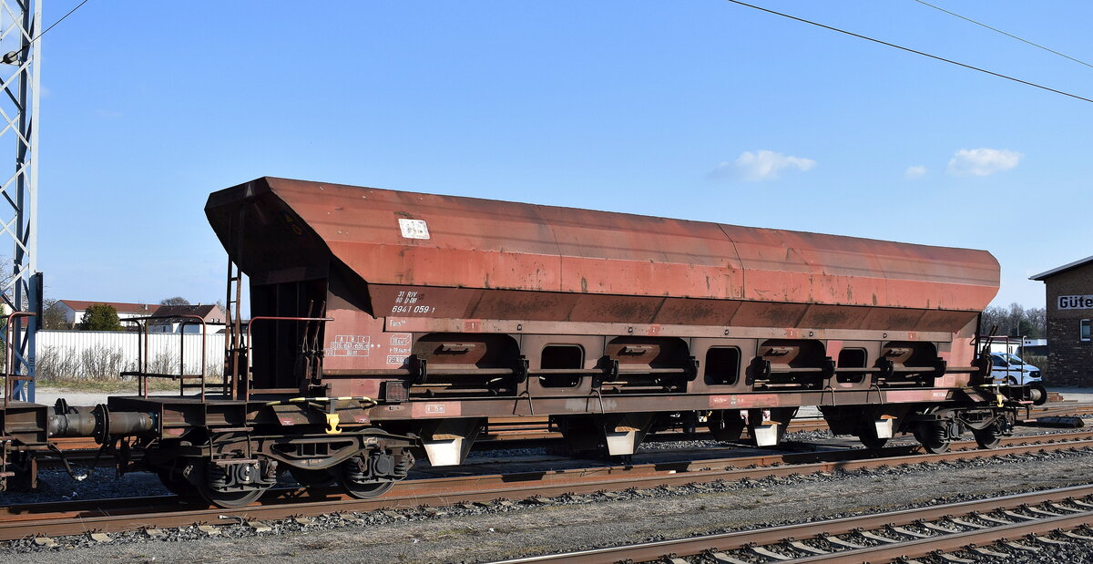Offener Schüttgutwagen mit dosierbarer Schwerkraftentladung und vier Radsätzen der DB Cargo mit der Nr. 31 RIV 80 D-DB 6941 059-1 Facs 124 angestellt am 23.03.26 am Rande des Bahnhofs Elsterwerda.