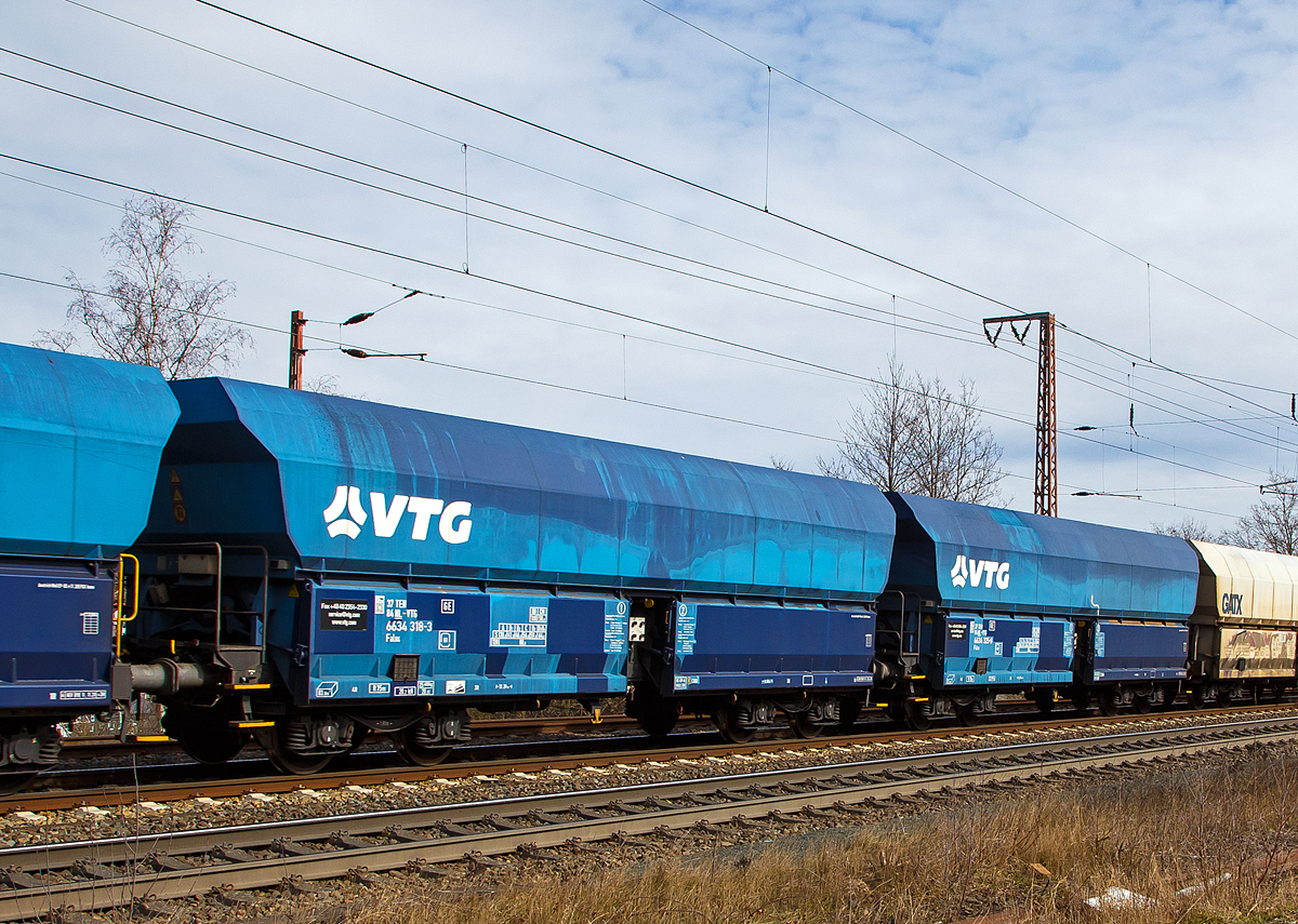 Offener Sch�ttgutwagen mit schlagartiger Schwerkraftentladung, hydraulischem Klappenverschlusssystem und 4 Rads�tzen, der Gattung Falns der Bauart 176 (37 84 6634 318-3 NL-VTG)  der Vermietungsfirma VTG AG am 20.03.2021 bei der Durchfahrt im Zugverbund durch Rudersdorf (Kr. Siegen) auf der Dillstrecke (KBS 445).

Gut abgestimmt: Die gleichzeitige �ffnung bzw. Schlie�ung aller vier Klappen wird durch Bet�tigen eines Steuerventils entweder von der Wagenb�hne oder vom Bunkersteg aus mit einem speziellen langstieligen Vierkantschl�ssel m�glich.

Ein magnethydraulischer Klappverschluss gestattet kontinuierliche, vollautomatische Entladung (kontaktloses Ansteuern w�hrend der Vorbeifahrt an ortsfesten Magneten) auf entsprechend ausger�steten Anlagen. Auch eine manuelle Bet�tigung wie beim hydraulischen und pneumatischen Klappenverschluss ist m�glich.

Technische Daten:
L�nge �ber Puffer: 13.290 mm
Drehzapfenabstand: 8.000 mm
Achsabstand im Drehgestell: 1.800 mm
Laderaum: 83,0 m�
Klappenverschlusssystem: hydraulisch
H�chstgeschwindigkeit: 120 km/h (leer) / 100 km/h (beladen)
Maximales Ladegewicht: 64,5 t (ab Streckenklasse D)
Eigengewicht: 25.500 kg
Kleinster bef. Gleisbogenradius: 75 m
Bremse: KE-GP-A (K)
Bremssohle: C 810  bzw. COSID 810 (K-Sohle)
Intern. Verwendungsf�higkeit: TEN - GE
