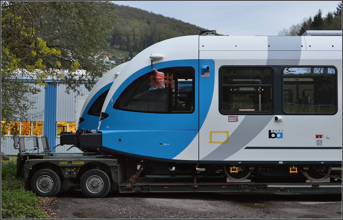 Ohne Blumen in den Haaren zeigt sich die Front des GTW (und Flirt 1), aber daf�r sogar f�r die extrem strengen US-Crashnormen gebaut. GTW 2/6 DMU f�r die Bay Area Rapid Transit parkt in Etzgen. April 2016. 