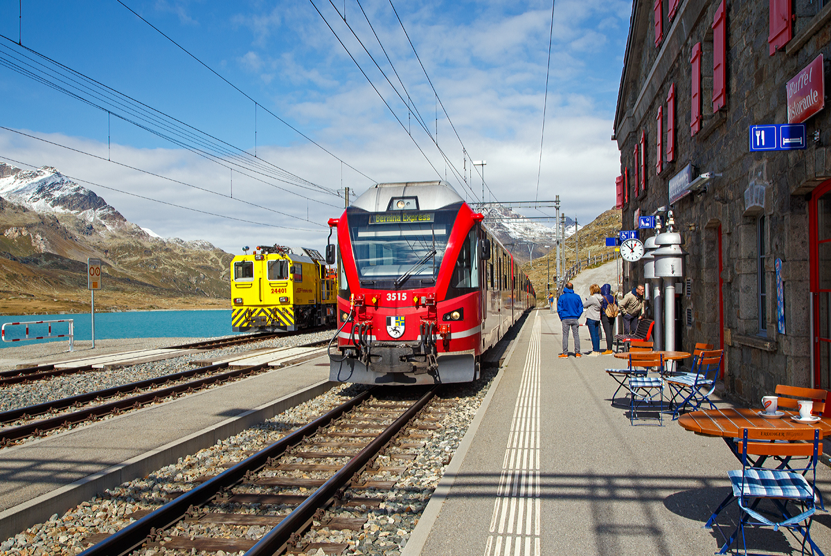 
Ohne Halt fährt der Bernina Express am 13.09.2017 über den höchsten Punkt der Strecke, die Station Ospizio Bernina (Bernina Hospiz). 

Ob die Reisenden wissen was ihnen hier oben entgeht? Geführt wird der Bernina Express hier von dem  ALLEGRA-Zweispannungstriebzug RhB ABe 8/12 - 3515  Alois Carigiet . 