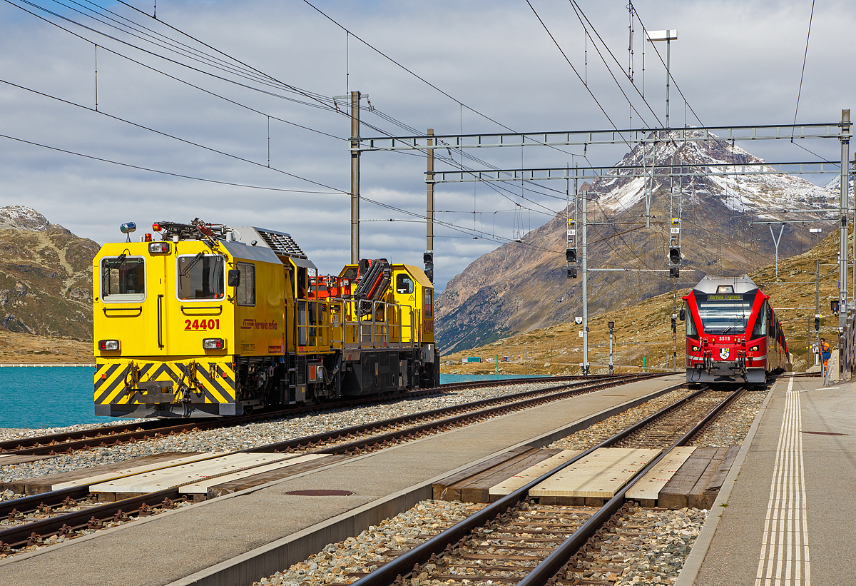 Ohne Halt f�hrt der Bernina Express am 13.09.2017 �ber den h�chsten Punkt der Strecke, die Station Ospizio Bernina (Bernina Hospiz).  Ob die Reisenden wissen was ihnen hier oben entgeht?  Gef�hrt wird der Bernina Express hier von dem  ALLEGRA-Zweispannungstriebzug RhB ABe 8/12 - 3515  Alois Carigiet .  

Links ist der RhB  Xmf 6/6 24401, ex 92020, ein Fahrleitungsturmwagen vom Typ Plasser & Theurer MTW 100.160 abgestellt.