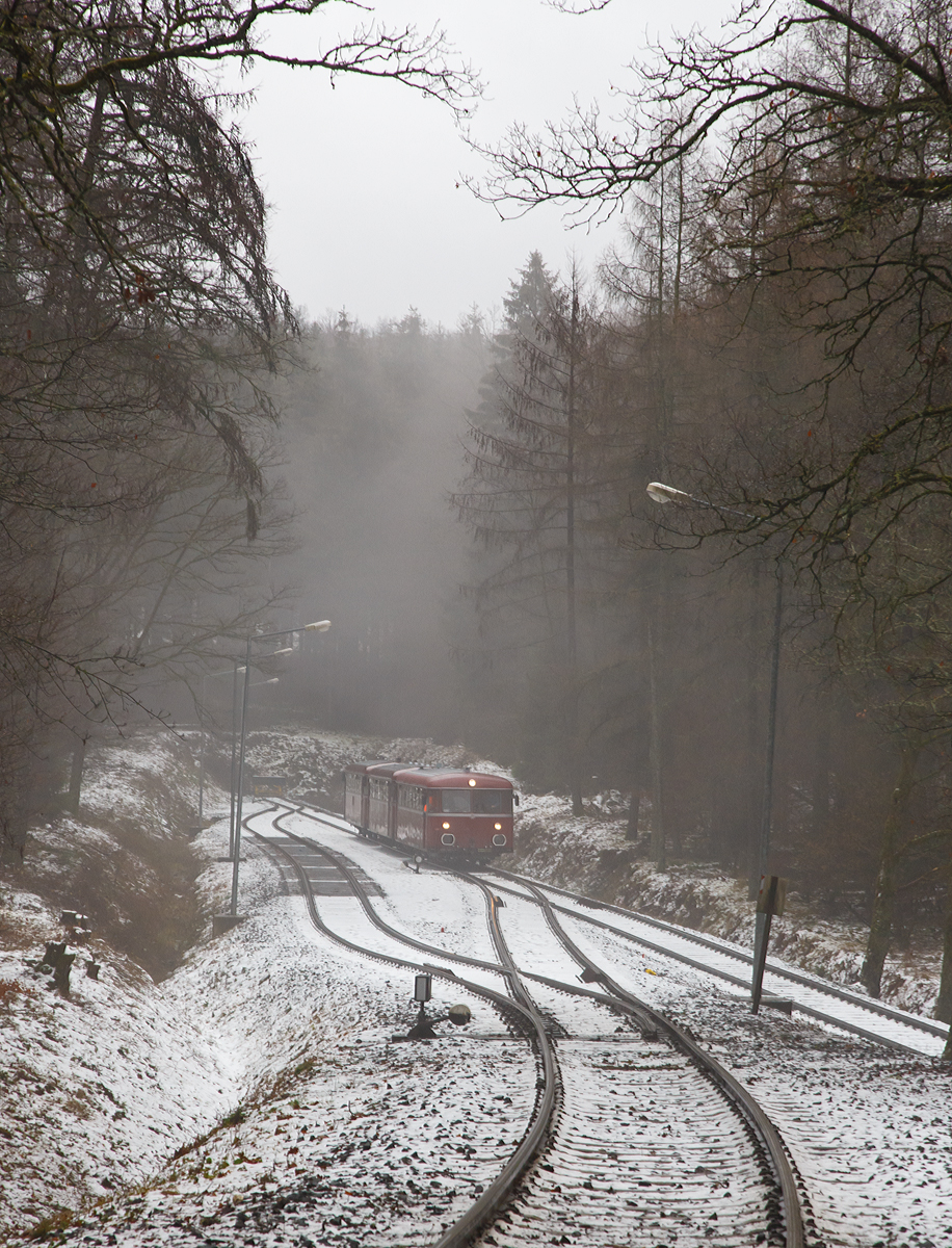 Ohne sie wäre der Bahnbetrieb (eigentlich nur Güterverkehr) hier nicht möglich.....
Die Spitzkehre Pfannenberg bei Neunkirchen-Salchendorf der Bahnstrecke Herdorf–Unterwilden eine priv. Strecke der Kreisbahn Siegen-Wittgenstein (Betriebsstätte Freien Grunder Eisenbahn - NE 447). Rechts geht es hinab nach Salchendorf, von die Strecke wieder geht bis Herdorf. In Blickrichtung geht es hinauf zum Pfannenberg, wo ehemals sich die Eisenerzgrube Pfannenberger Einigkeit befand (bis April 1962), heute Sitz der Schäfer Werke KG. Über diesen Anschluss erfolgt durch die Kreisbahn Siegen-Wittgenstein (KSW) jeden Werktag Tonnenweise die Zulieferung von Sahl Coils an die Schäfer Werke KG als Rohmaterial, als auch für ihren Handel mit deren Zuschnitten nach Kundenwunsch.

Eine Spitzkehre ist eine Bahnanlage, die dazu dient, unter möglichst geringen technischen Aufwand und mit wenig Platzbedarf einen Höhenunterschied zu überwinden. Sie besteht aus mindestens einem Stumpfgleis, wohin zwei Gleise einer steigungsreichen Eisenbahnstrecke über eine Weiche zusammenlaufen. Im Stumpfgleis nimmt der Zug einen Fahrtrichtungswechsel vor.

Eigentlich war und ist die Steigung nicht so das Problem, aber die Wagen sind schwer. Früher ging es mit beladenen Erzwagen hinab, heute geht es mit beladenen Coilwagen hinauf.

Hier am 26.01.2019 befindet sich Schienenbusgarnitur der VEB Vulkan-Eifel-Bahn Betriebsgesellschaft mbH auf Sonderfahrt (bestehend aus 798 670-6, 998 863-5 und 796 784-7) in der Spitzkehre.
