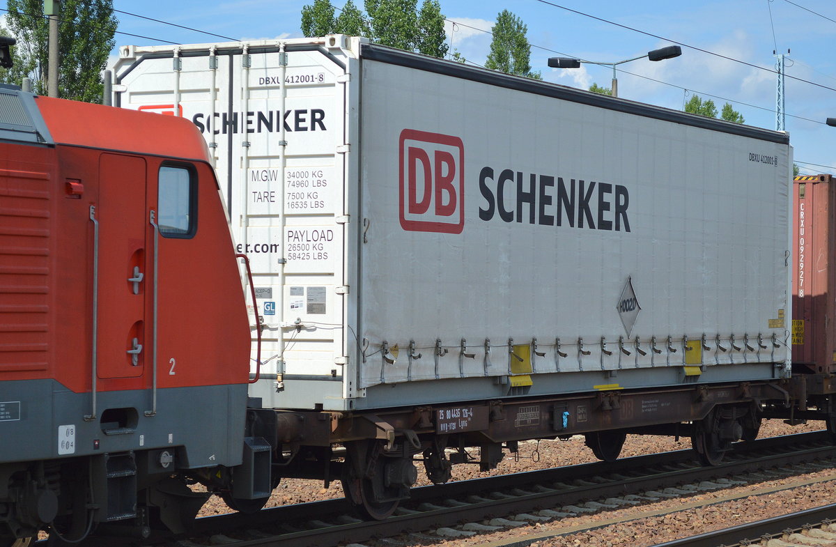 Optisch fiel dieser hohe DB Schenker Wechsellader-Auflieger heraus hinter der niedrigeren 189er und den sonstigen Standard-Containern auf diesem zweiachsigen Containertragwagen mit der Nr. 25 RIV 80 D-BTSK 4435 126-4 Lgns 583 am 14.06.16 Bf. Flughafen Berlin-Schönefeld.
