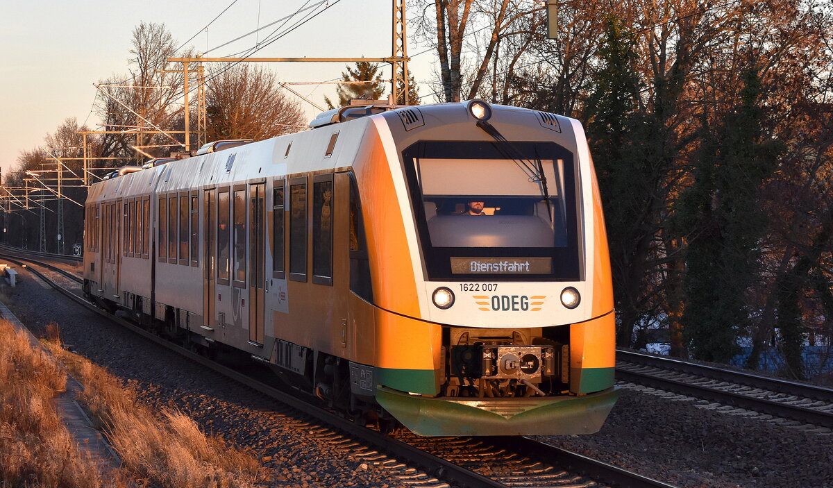 Ostdeutsche Eisenbahn GmbH, Parchim (ODEG), Fahrzeugnutzer: Elbe-Spreee Netz mit ihrem Coradia Lint 54  1622 007  (NVR:  95 80 1622 007-0 D-ODEG.... ) auf dem dem WEg zur Bereitstellung (Dienstfahrt) am 15.12.25 Höhe Bahnhof Röntgental.