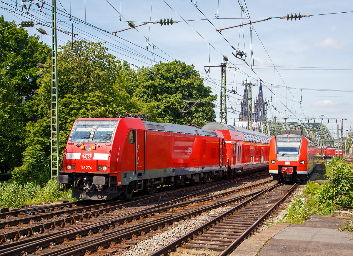 
Paralleleinfahrt zweier RE der DB Regio NRW in den Bahnhof K�ln Messe/Deutz am 01.06.2019.
Die 146 274 (91 80 6146 274-6 D-DB) mit dem RE 5 “Rhein-Express“ nach Wesel. 
Davor (rechts im Bild) der ET 425 098-1 als RE 8 “Rhein-Erft-Express“ z.Z. nur bis Troisdorf fahrend.

Die 146 274-6 wurde 2015 von Bombardier in Kassel gebaut.
