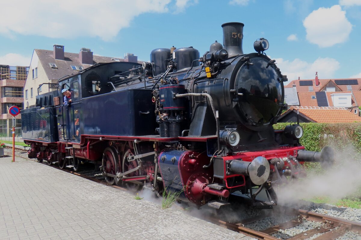 Parkverbot (Schild links)! Nah..und? ENERGIE 507 aus Fonds-de-Gras in LUxembourg fangt an, sich an den Dampfpendelzug nach Baasrode zu kuppeln in Puurs ASDP (etwa 200 Meter von der NMBS Bahnhof Puurs) am 6 Juli 2024 während  Scheldeland in Stoom . 