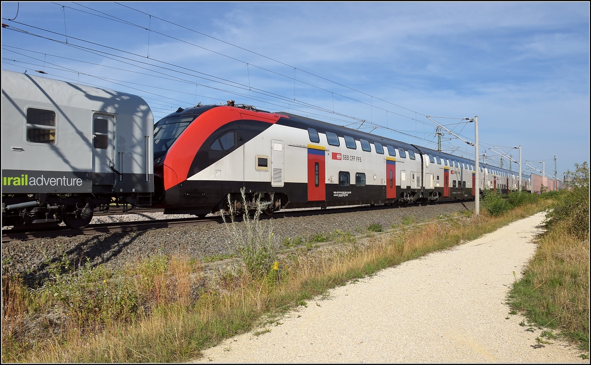 Passend zum RABe 502 203 in Donauwörth von Horst ein paar Bilder, wie er deutschen Boden betreten hat. Hier bei Binzen an der Ausfädelung aus der Altbaustrecke zum Katzenbergtunnel muss sich der Zug durch zwei S-Kurven auf gerader Strecke zwängen. September 2018.