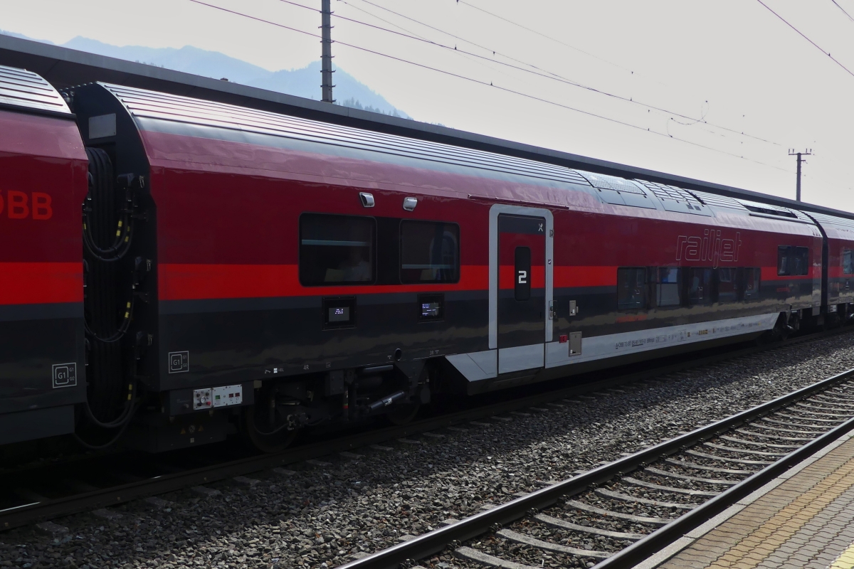 Personenwagen der Neuen Railjet Generation, A-�BB 73 81 85-91 3xx-x BRmpz, Bord Restaurant und Economy Class 30 Sitzpl�tze, eingereiht in dem Zug nach Innsbruck, gesehen im Bahnhof von Jenbach 08.2024