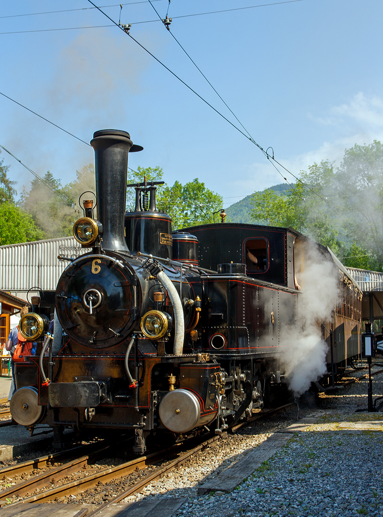 
Pfingstdampf Festival bei der Museumsbahn Blonay-Chamby: 
Die G 3/3 Dampftenderlokomotiven BAM Nr. 6 dampft am 27. Mai 2012 im Museum Chaulin. 

Die Lok 1901 von der Schweizerische Lokomotiv- und Maschinenfabrik (SLM) in Winterthur unter der Fabriknummer 1341, für die JS (Jura–Simplon-Bahn) gebaut,  hier hatte sie die Lok Nr. 909. Ab 1902 gehörte die Bahn zur SBB und die Lok erhielt die Nr. 109, 1921 wurde sie dann an die BAM (Bière–Apples–Morges-Bahn) verkauft. 