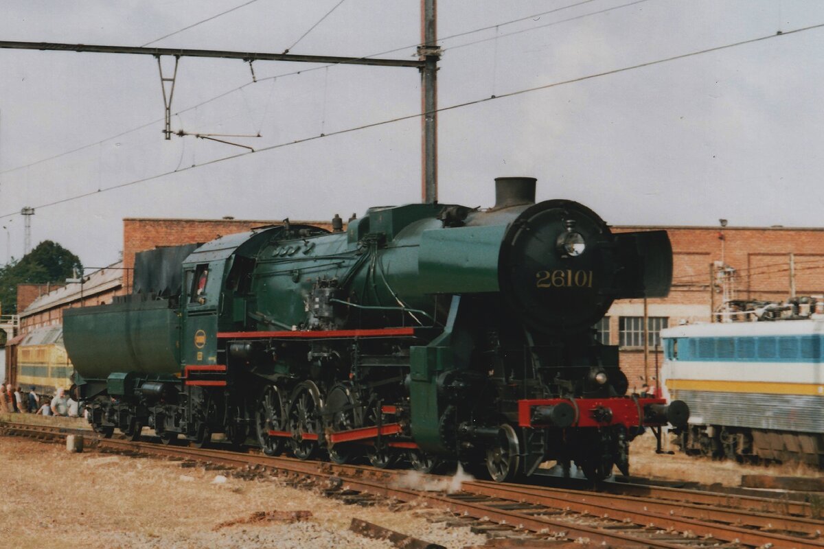 PFT-TSP 26.101 bietet auf das Gelände des PFT-TSP MUseums in Saint-Ghislain Führerstandsmitfahrten an am 12 September 2004 -zehn Jahre später wurde den Namen  Retrotrain  introduziert.