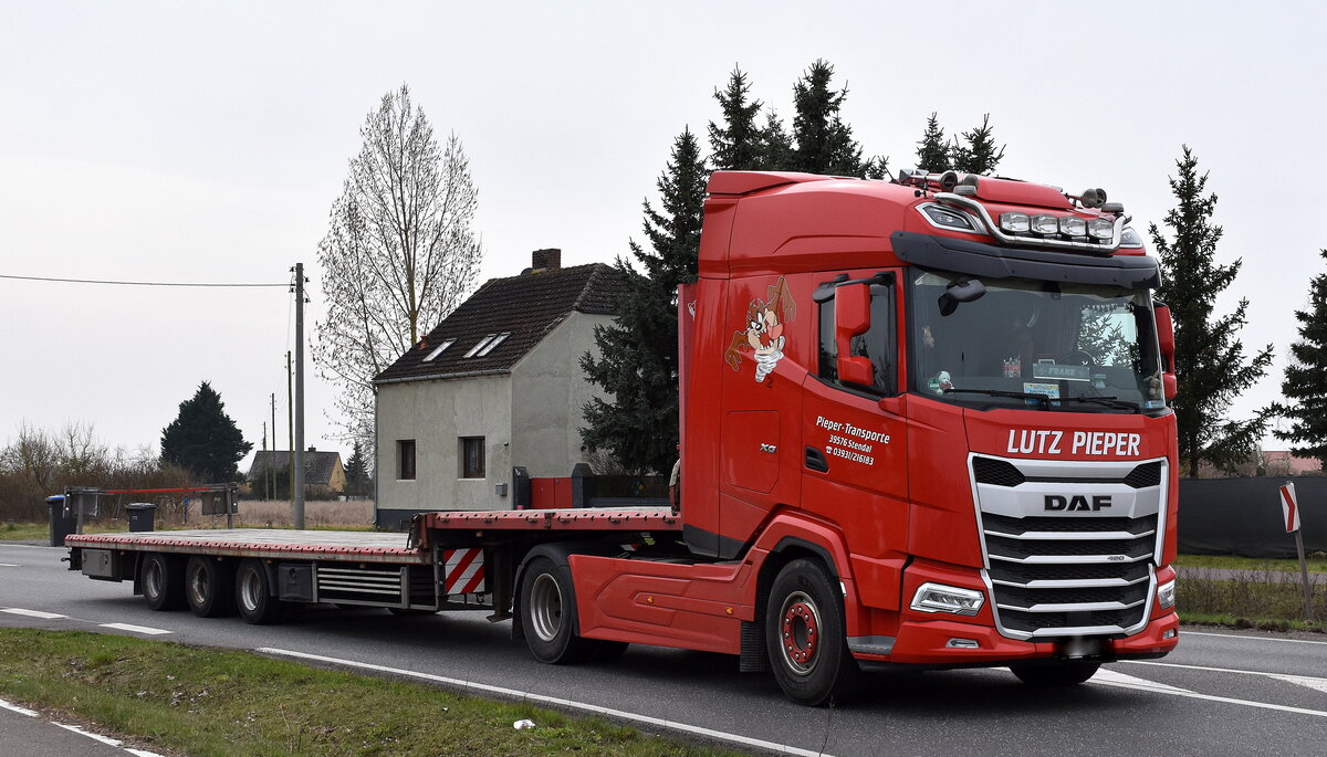Pieper Transporte (Inh. Tobias Pieper) mit einem Sattelzug mit DAF XG 480 Zugmaschine am 24.03.26 Bahnübergang Rodleben.