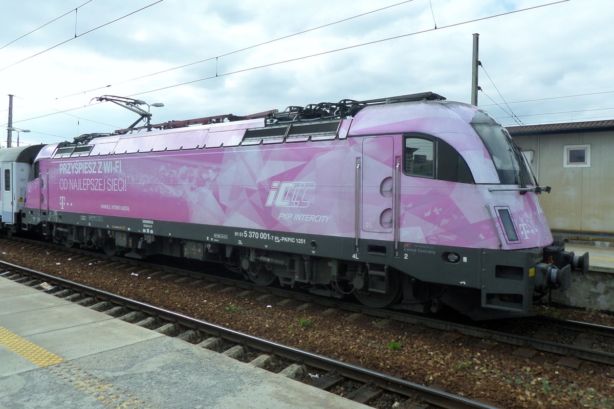 PKP 370 001 steht am 1 Mai 2016 in Warszawa Zachodnia.