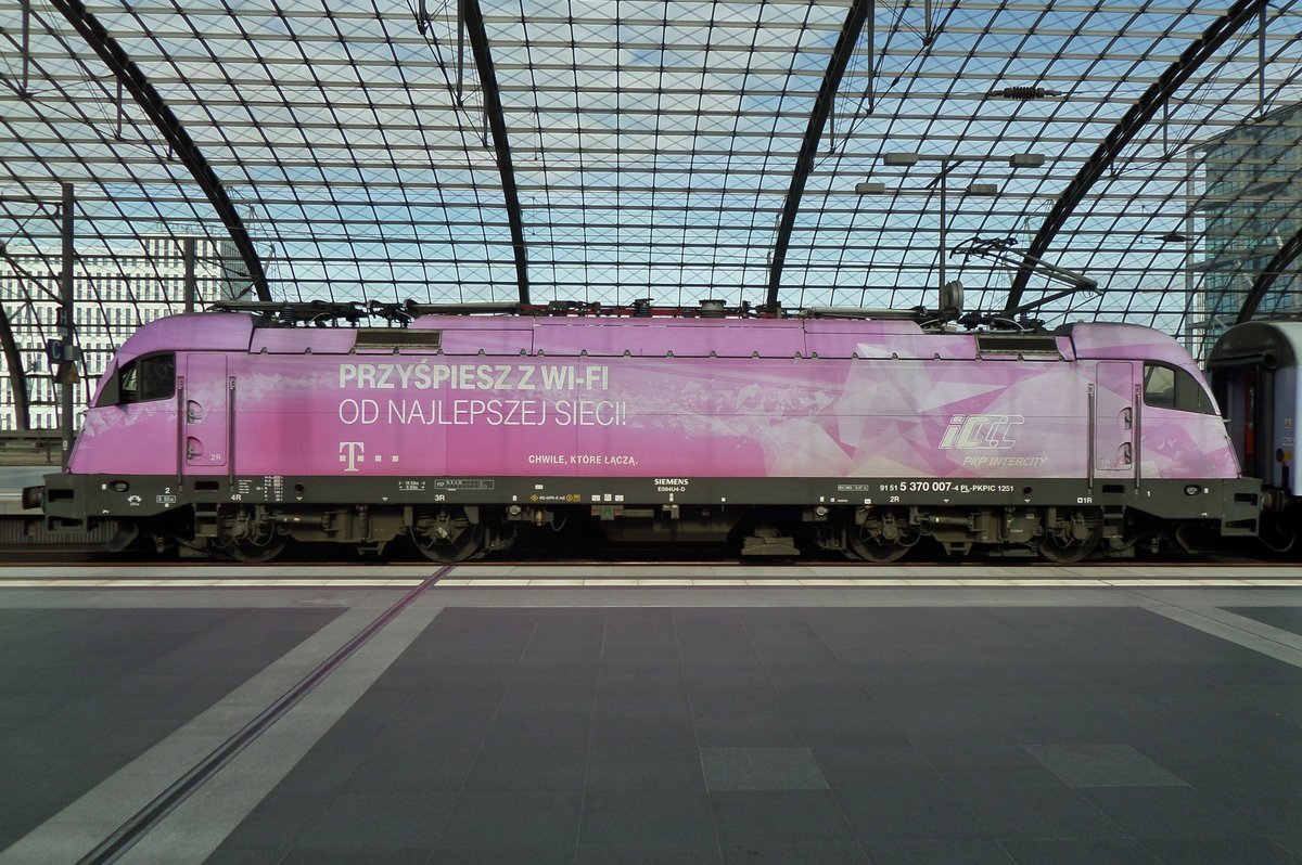 PKP 370 007 treft am 20 September 2016 in Berlin Hbf ein.
