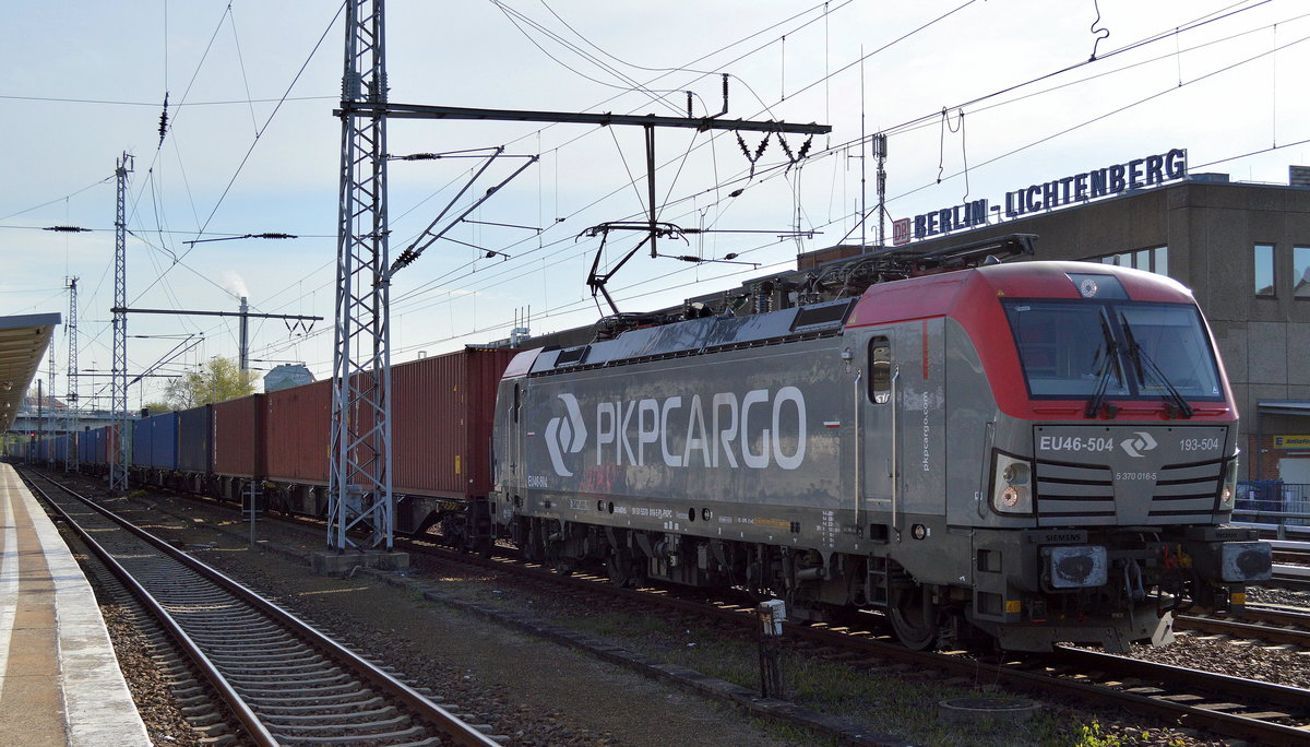 PKP Cargo mit EU46-504/193-504 mit Containerzug am 24.04.17 Durchfahrt Bf. Berlin-Lichtenberg. 