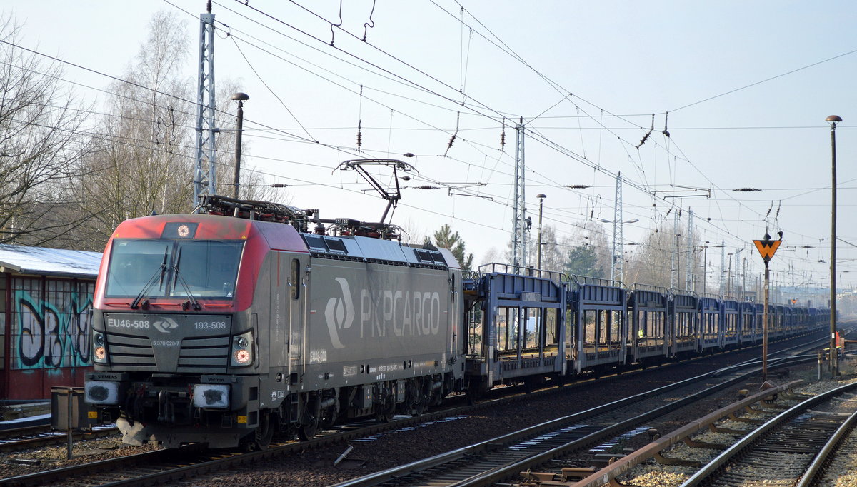 PKP Cargo mit EU46-508/193-508 mit einem leeren MOSOLF PKW-Transportwagen Güterzug am 07.02.18 Berlin-Hirschgarten Richtung Polen.