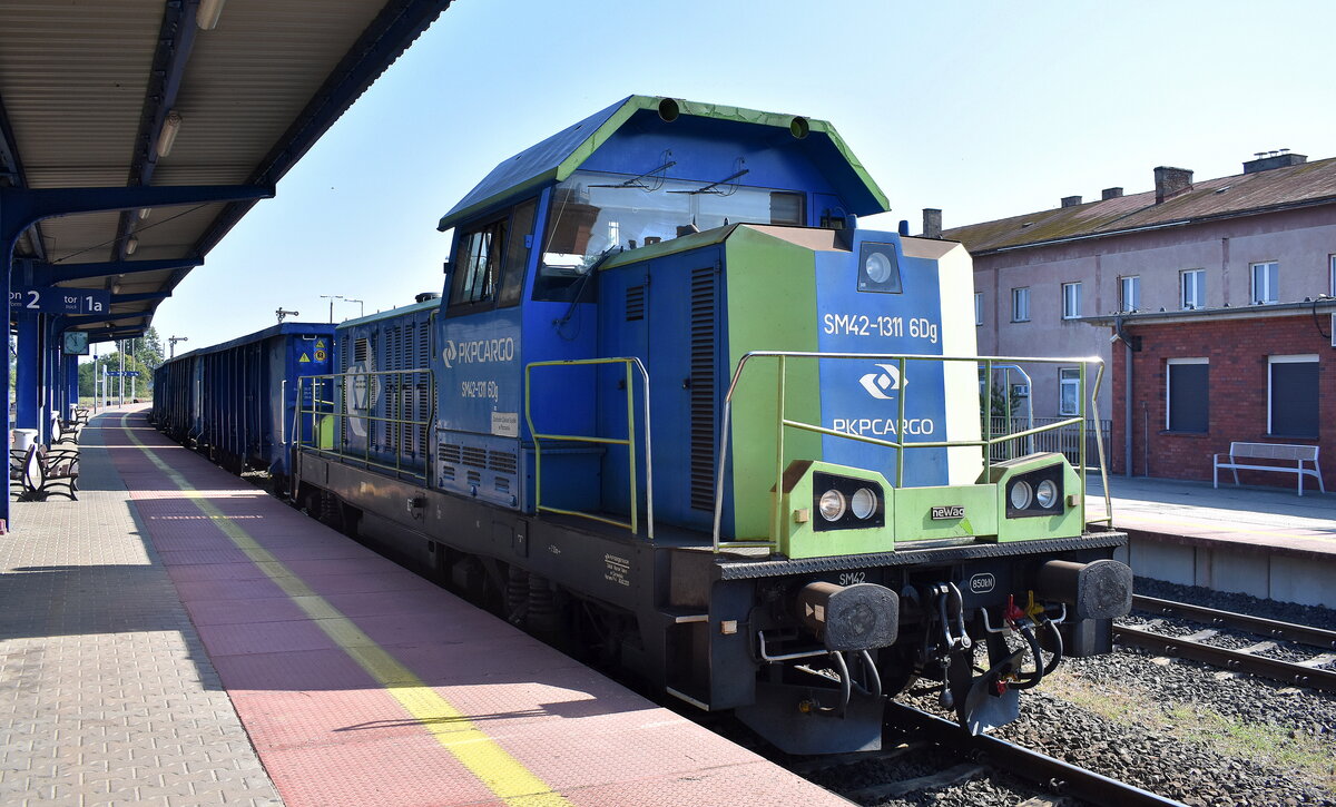 PKP CARGO S.A. mit ihrer  SM42-1311 6Dg  (NVR: 92 51 3 620 ???-? PL-PKPC) beim Rangieren von Güterwagen am 09.09.25 im Bahnhof Kostrzyn nad Odrą (oben).