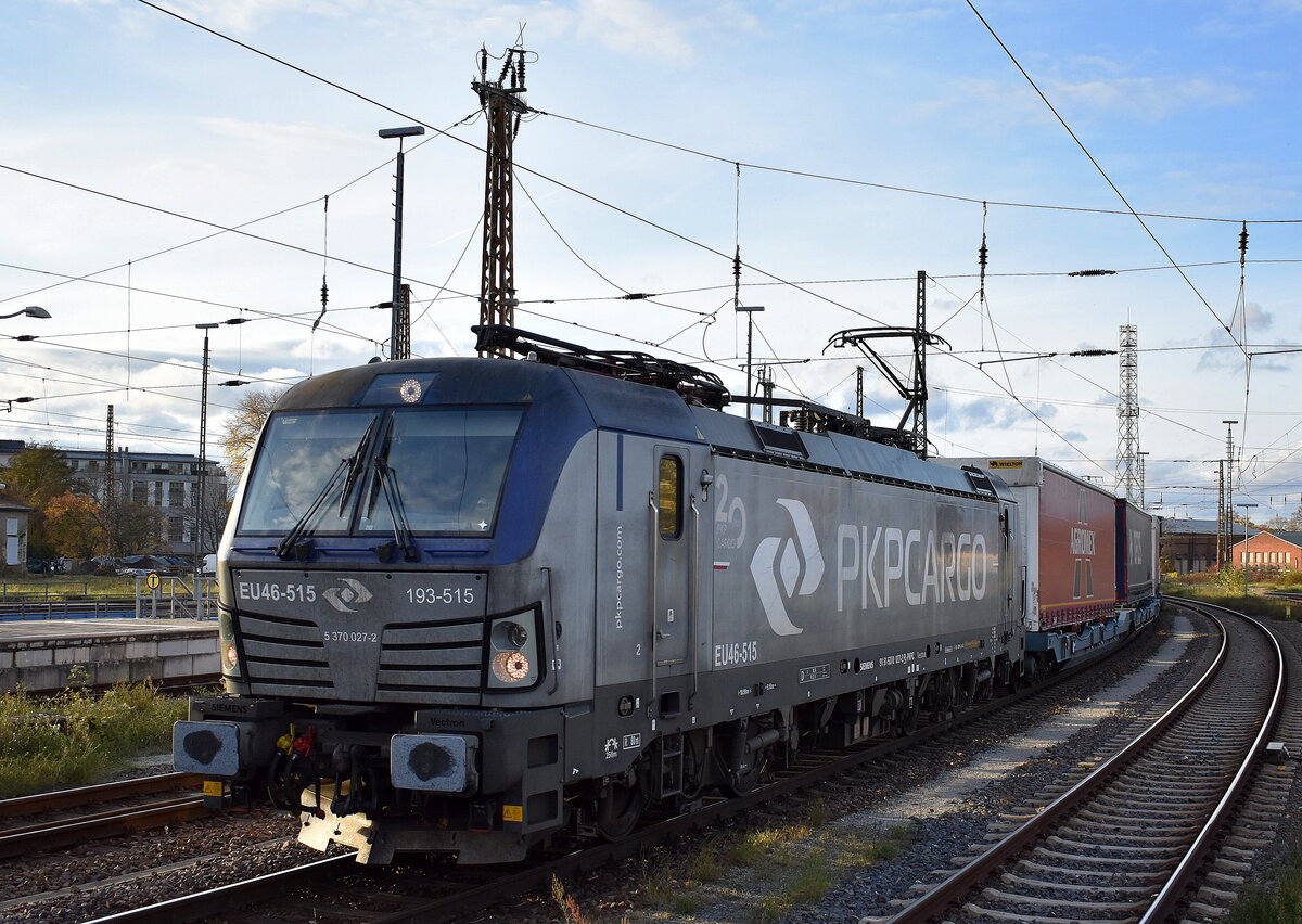 PKP CARGO S.A., Warszawa [PL] mit ihrer Vectron  EU46-515  [NVR-Nummer: 91 51 5370 027-2 PL-PKPC] und einem KLV-Zug Richtung Polen am 29.10.25 Höhe Bahnhof Frankfurt/Oder.