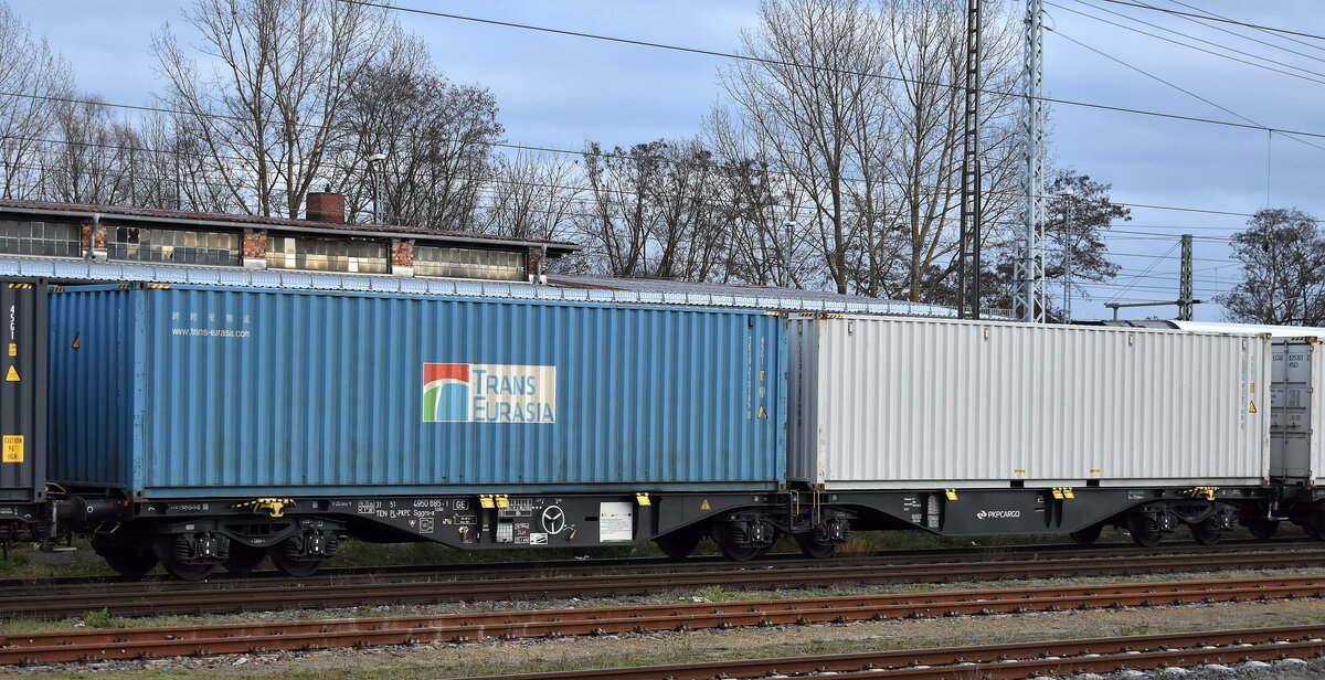 PKP CARGO S.A., Warszawa [PL] als Einsteller eines Gelenk-Containertragwagens mit der Nr. 31 TEN 51 PL-PKPC 4950 685-1 Sggrs-x (GE) in einem Ganzzug am 01.12.25 Höhe Bahnhof Frankfurt/Oder.